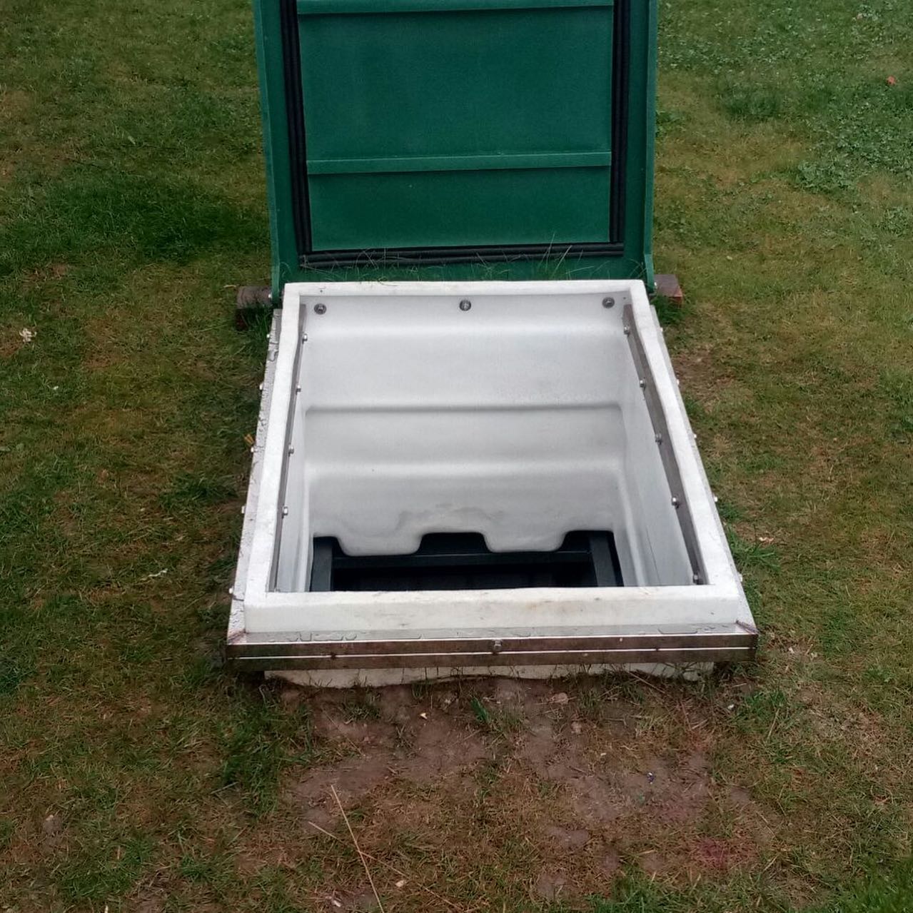 Piwnica 200x330 Po montażu piwnica wygląda jak niewielkie wzgórze. Polecamy pokrycie piwnicy trawą z rolki oraz nasadzenie roślin ozdobnych.  Montaż Piwnica 200x330 Natural Fridge  45 980  zł
