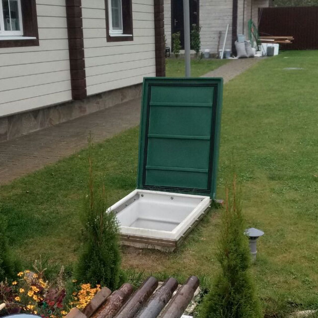 Piwnica 200x330 Po montażu piwnica wygląda jak niewielkie wzgórze. Polecamy pokrycie piwnicy trawą z rolki oraz nasadzenie roślin ozdobnych.  Montaż Piwnica 200x330 Natural Fridge  45 980  zł