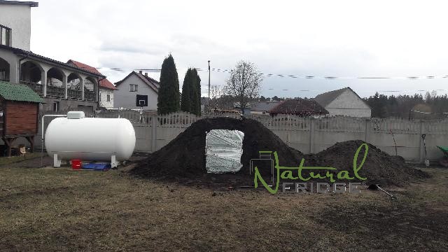Grajewo 2020 piwnica ogrodowa Natural FRIDGE 2,5m - Montaż piwniczki ogrodowej (ogrodowa spizarnia, ziemianka podziemna) Polska Natural Fridge trawą z rolki oraz nasadzenie roślin ozdobnych.  Montaż Piwnica 200x500 Natural Fridge  61 180  zł