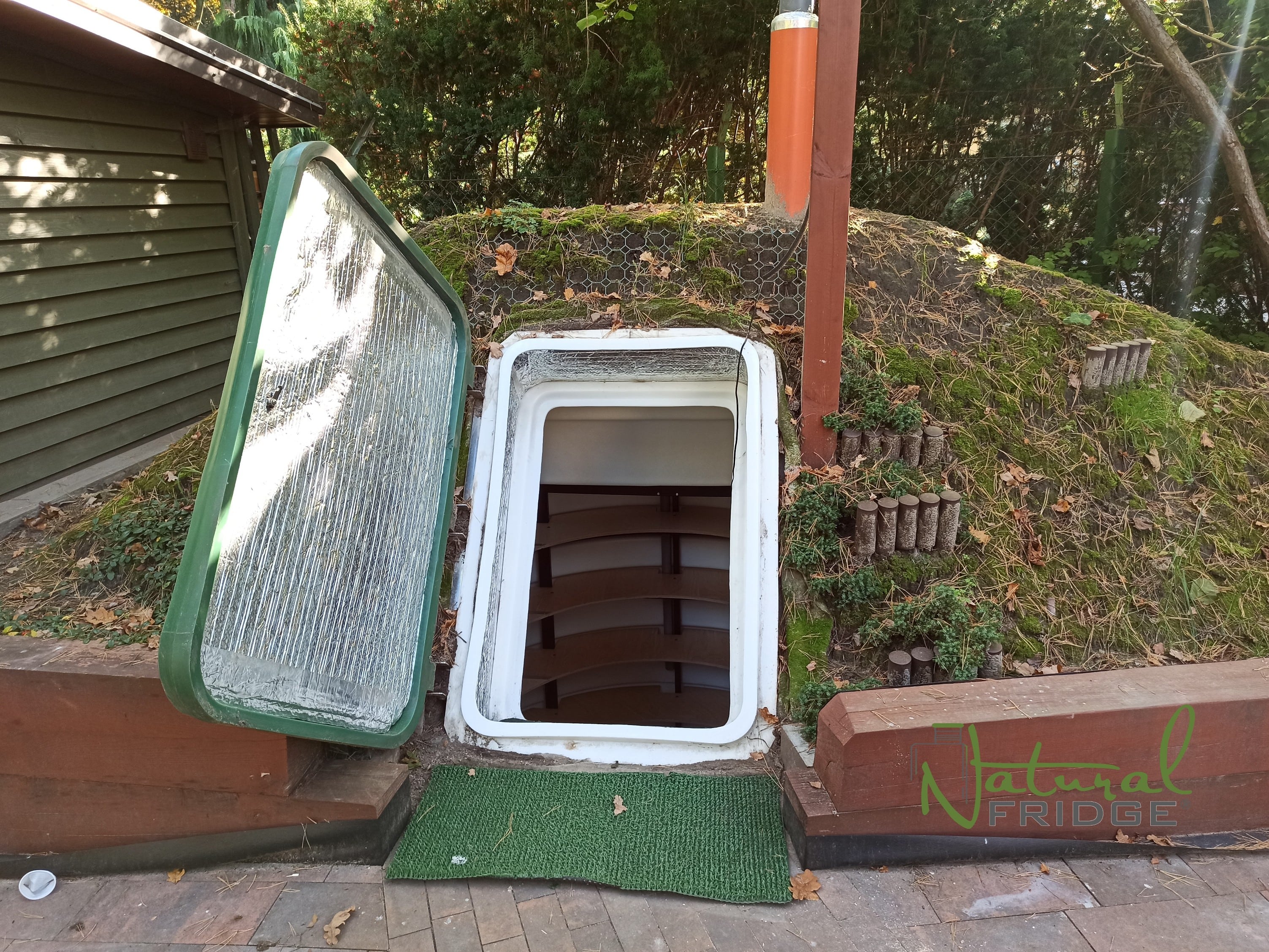 Montaż piwniczki ogrodowej (ogrodowa spizarnia, ziemianka podziemna) Warszawa, Polska, 2021 - plastikowa piwnica ogrodowa Natural FRIDGE ze skosnym wejsciem Natural Fridge Po montażu piwnica wygląda jak niewielkie  Piwnica 200x500 Natural Fridge  61 180  zł
