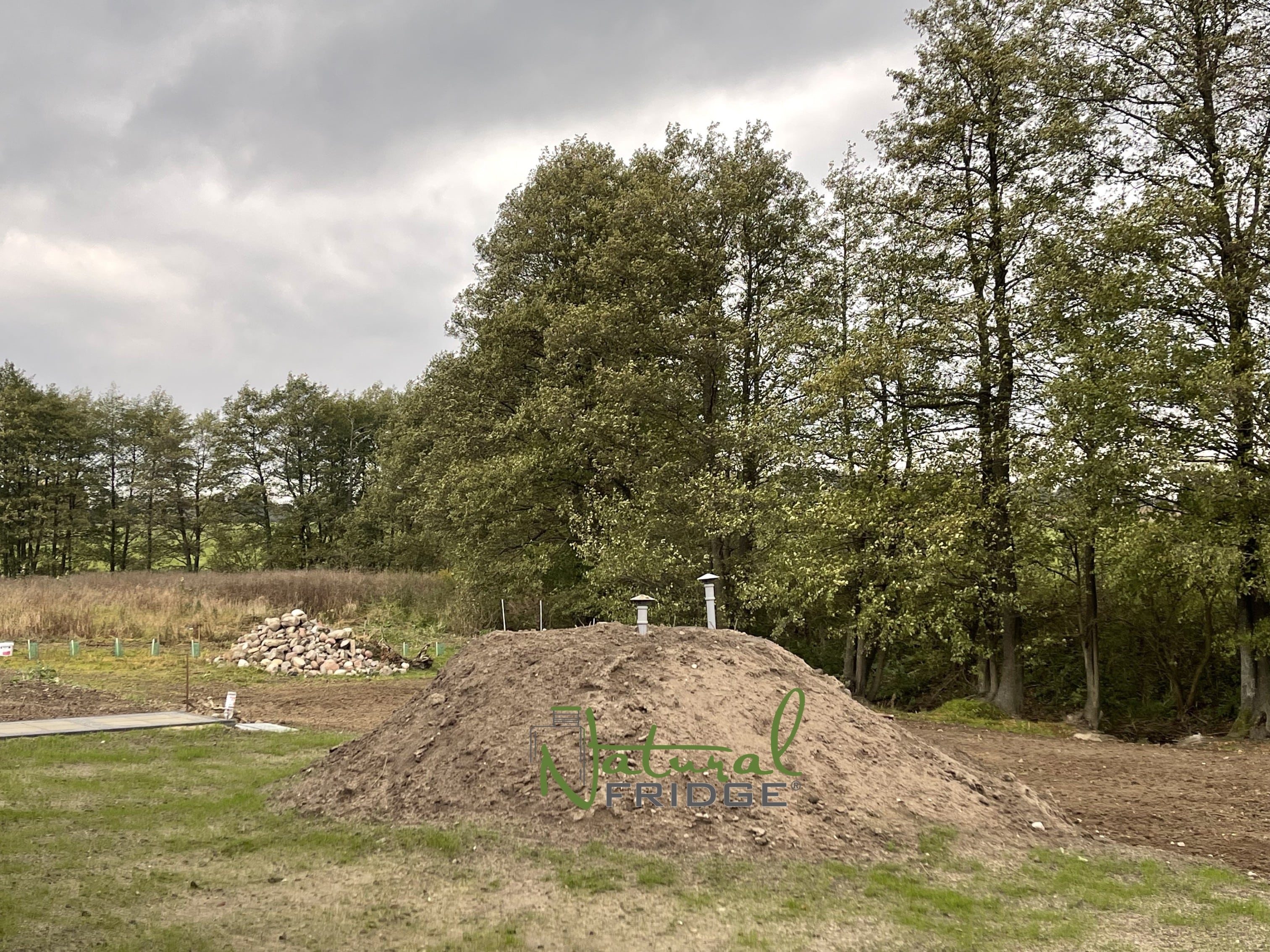 Montaż piwniczki ogrodowej (ogrodowa spizarnia, ziemianka podziemna) Warszawa, Polska, 2021 - plastikowa piwnica ogrodowa Natural FRIDGE ze skosnym wejsciem Natural Fridge wzgórze. Polecamy pokrycie piwnicy  Piwnica 200x500 Natural Fridge  61 180  zł