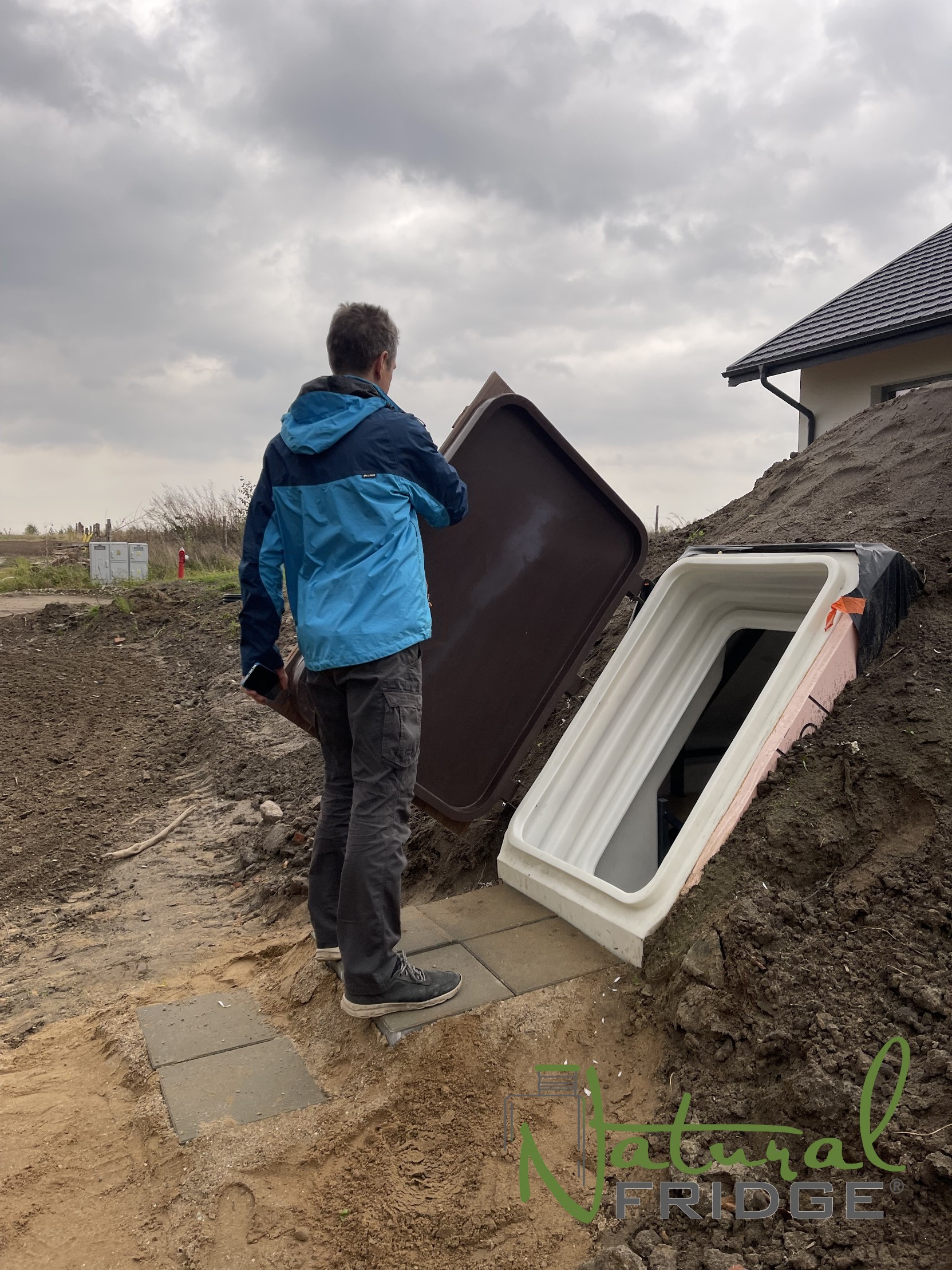 Montaż piwniczki ogrodowej (ogrodowa spizarnia, ziemianka podziemna) Warszawa, Polska, 2021 - plastikowa piwnica ogrodowa Natural FRIDGE ze skosnym wejsciem Nowy Dwor Mazowiecki i w innych miastach Polski.  Wideo Piwnica 250 Natural Fridge  32 890  zł