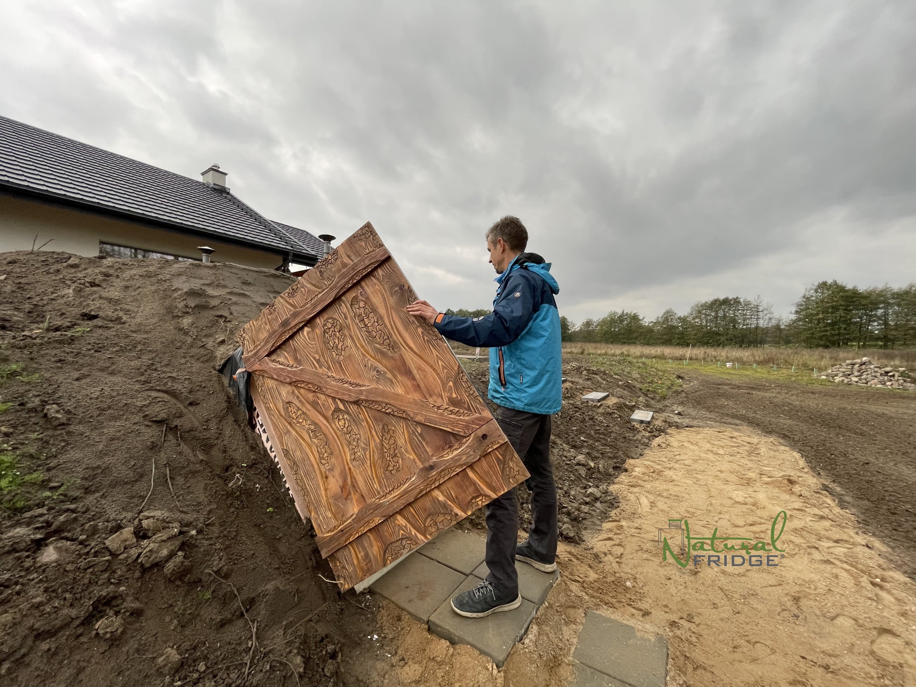 Montaż piwniczki ogrodowej (ogrodowa spizarnia, ziemianka podziemna) Warszawa, Polska, 2021 - plastikowa piwnica ogrodowa Natural FRIDGE ze skosnym wejsciem  Piwnica 250 Natural Fridge  32 890  zł