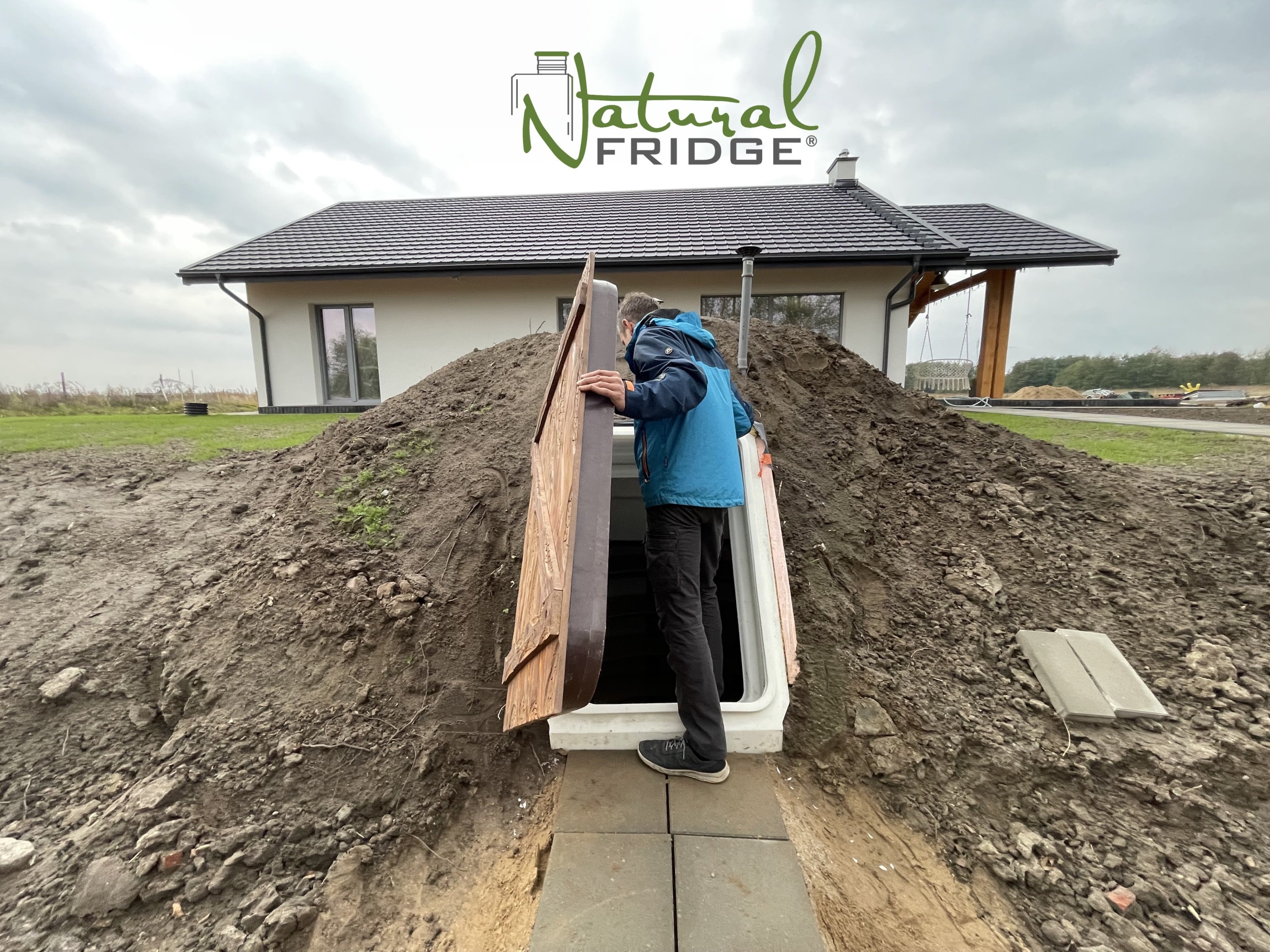 Montaż piwniczki ogrodowej (ogrodowa spizarnia, ziemianka podziemna) Warszawa, Polska, 2021 - plastikowa piwnica ogrodowa Natural FRIDGE ze skosnym wejsciem 99 zdjęć przedstawiają nasze zainstalowane piwnicę  Piwnica 250 Natural Fridge  32 890  zł