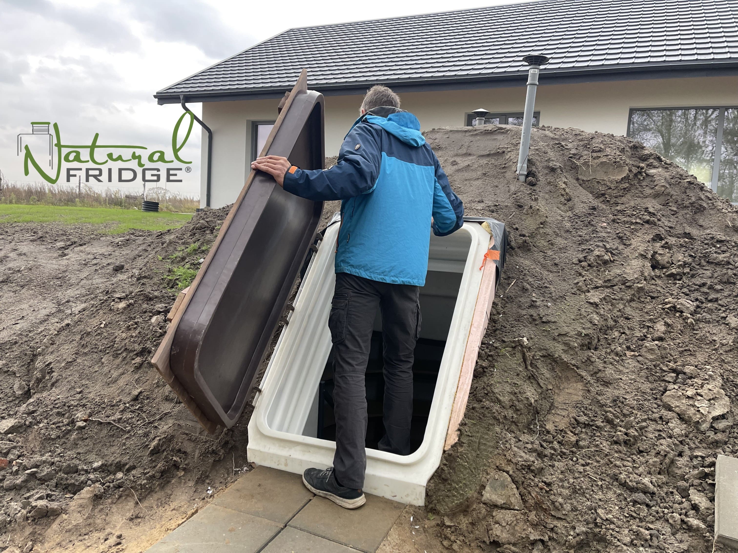 Montaż piwniczki ogrodowej (ogrodowa spizarnia, ziemianka podziemna) Warszawa, Polska, 2021 - plastikowa piwnica ogrodowa Natural FRIDGE ze skosnym wejsciem u klientów w Białymstoku, Bartoszyce, Bydgoszcz, Biala  Piwnica 250 Natural Fridge  32 890  zł
