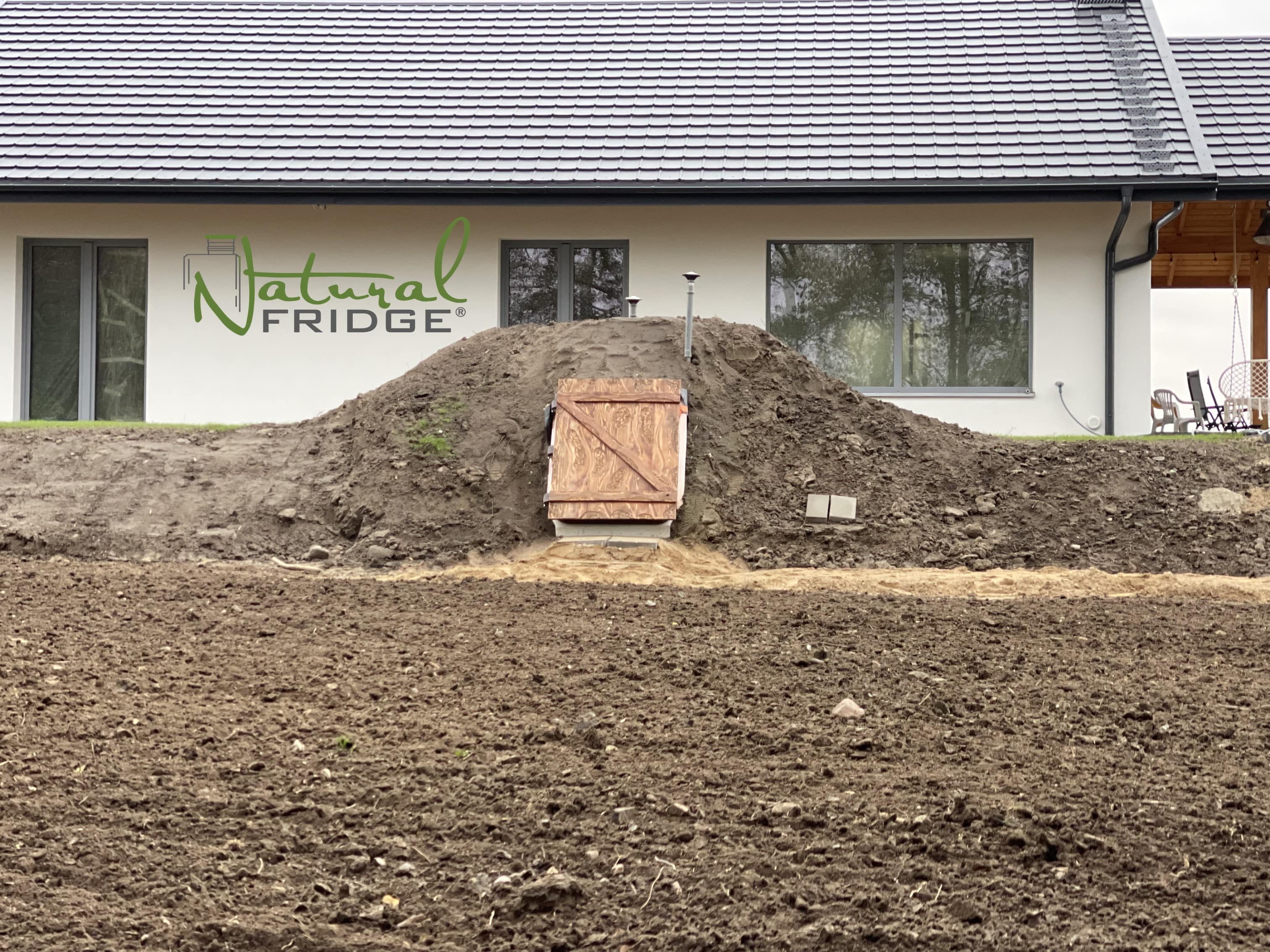 Montaż piwniczki ogrodowej (ogrodowa spizarnia, ziemianka podziemna) Warszawa, Polska, 2021 - plastikowa piwnica ogrodowa Natural FRIDGE ze skosnym wejsciem  Piwnica 250 Natural Fridge  32 890  zł