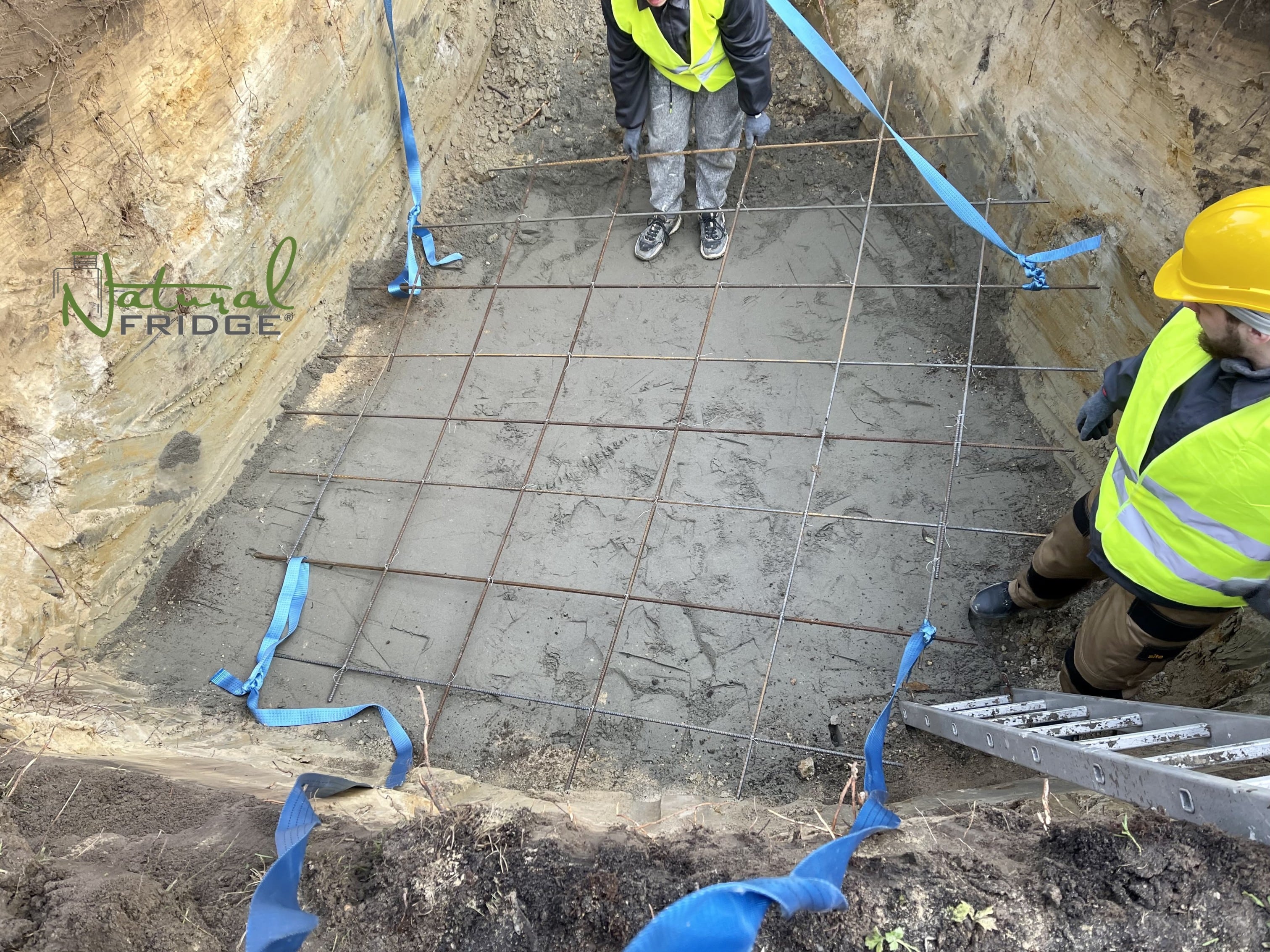 Montaż piwniczki ogrodowej (ogrodowa spizarnia, ziemianka podziemna) Warszawa, Polska, 2021 - plastikowa piwnica ogrodowa Natural FRIDGE ze skosnym wejsciem Nowy Dwor Mazowiecki i w innych miastach Polski.  Wideo Piwnica 250 Natural Fridge  32 890  zł