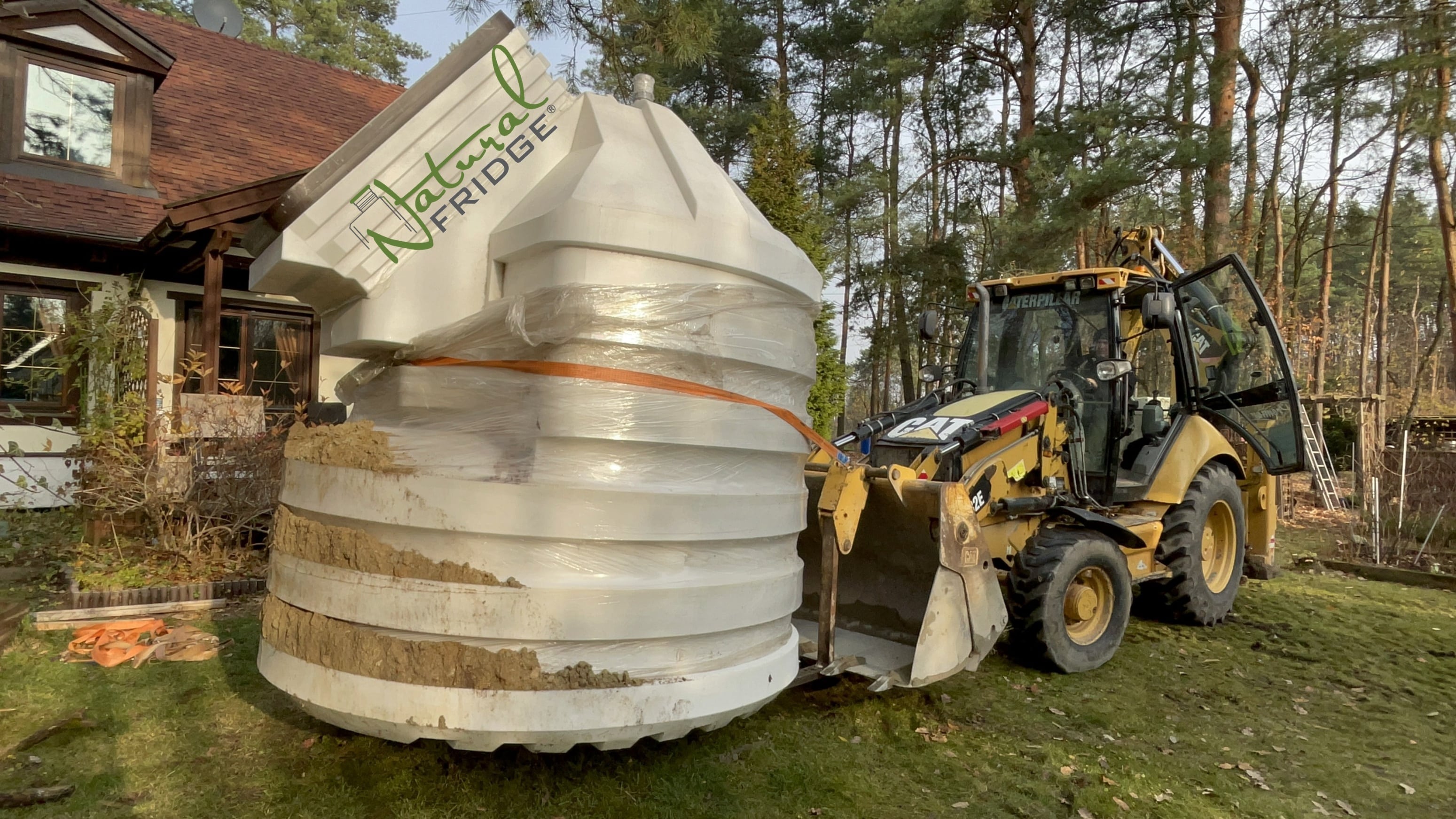 Montaż piwniczki ogrodowej (ogrodowa spizarnia, ziemianka podziemna) Warszawa, Polska, 2021 - plastikowa piwnica ogrodowa Natural FRIDGE ze skosnym wejsciem 99 zdjęć przedstawiają nasze zainstalowane piwnicę  Piwnica 250 Natural Fridge  32 890  zł