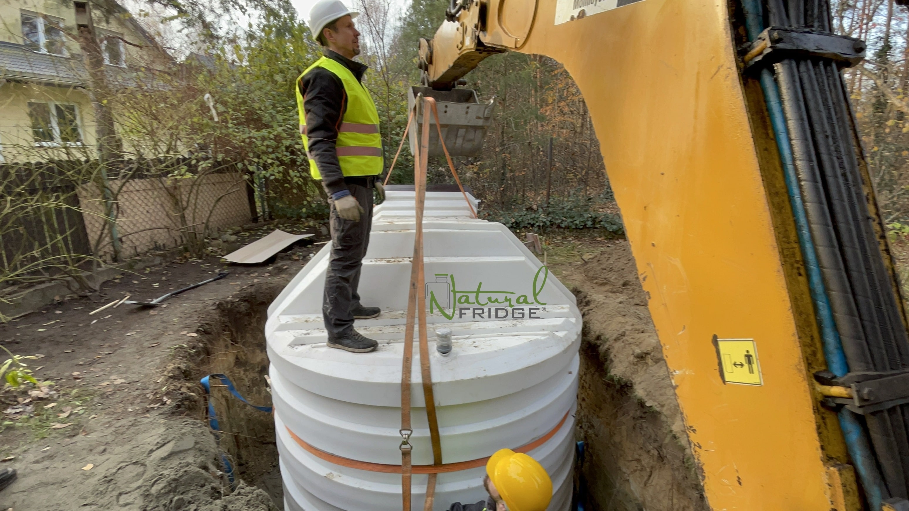 Aleksandr Fursevich - Montaż piwniczki ogrodowej (ogrodowa spizarnia, ziemianka podziemna) Warszawa, Polska, 2021 - plastikowa piwnica ogrodowa Natural FRIDGE ze skosnym wejsciem Natural Fridge dowolną firmę  Piwnica 250 Natural Fridge  32 890  zł