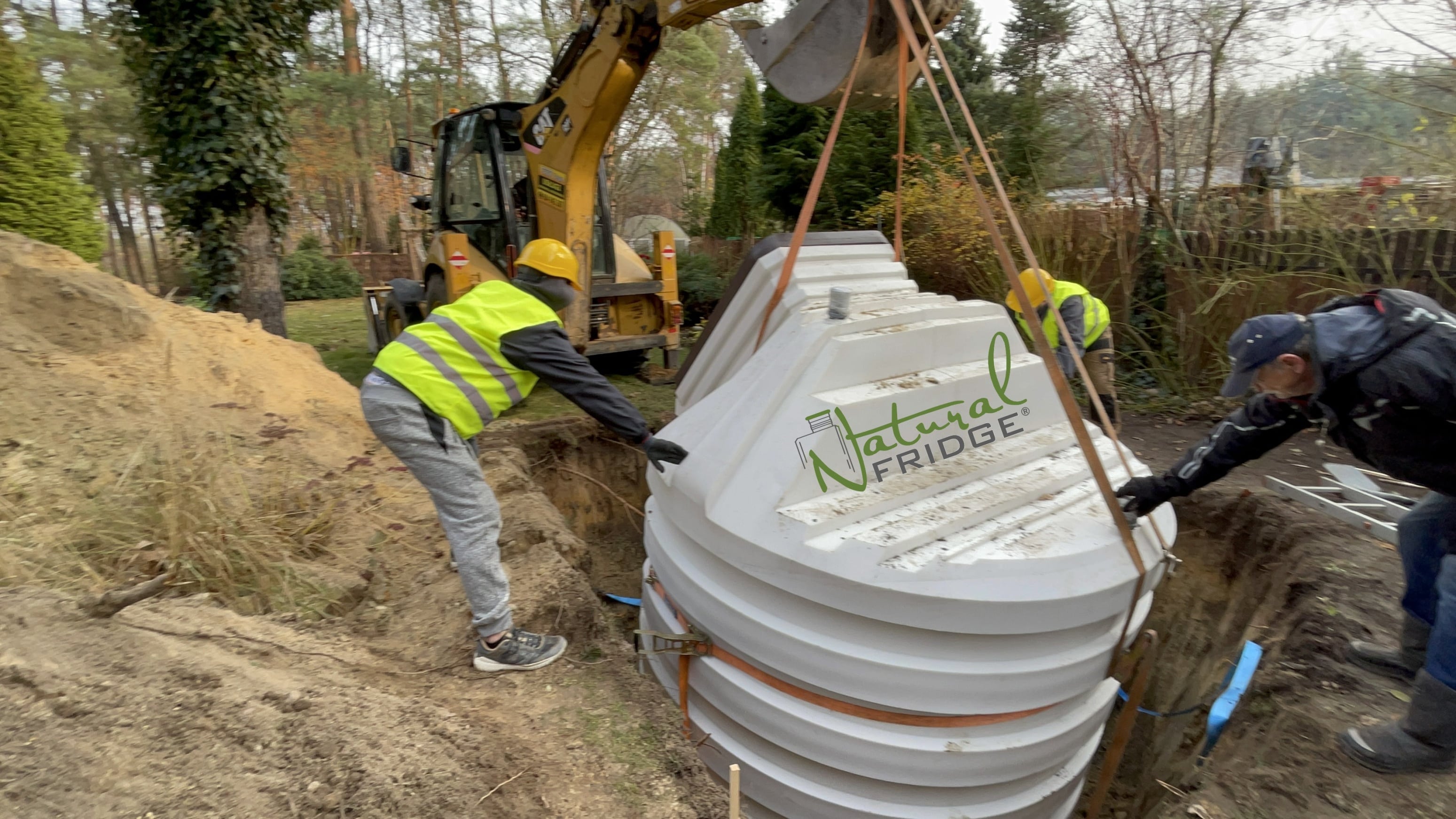 Montaż piwniczki ogrodowej (ogrodowa spizarnia, ziemianka podziemna) Warszawa, Polska, 2021 - plastikowa piwnica ogrodowa Natural FRIDGE ze skosnym wejsciem  Piwnica 250 Natural Fridge  32 890  zł