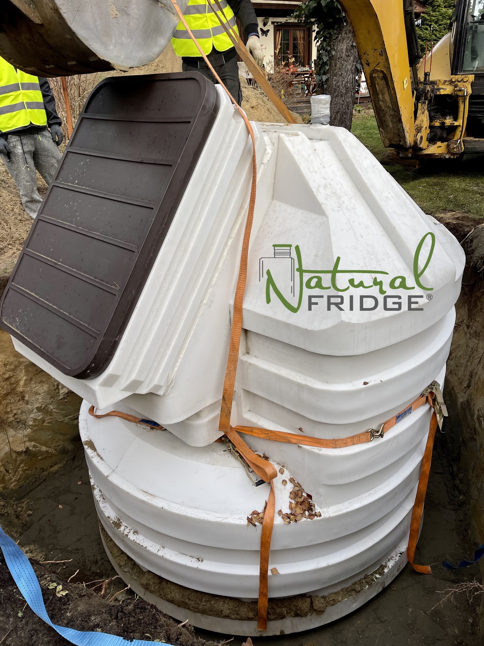 Montaż piwniczki ogrodowej (ogrodowa spizarnia, ziemianka podziemna) Warszawa, Polska, 2021 - plastikowa piwnica ogrodowa Natural FRIDGE ze skosnym wejsciem 99 zdjęć przedstawiają nasze zainstalowane piwnicę  Piwnica 250 Natural Fridge  32 890  zł