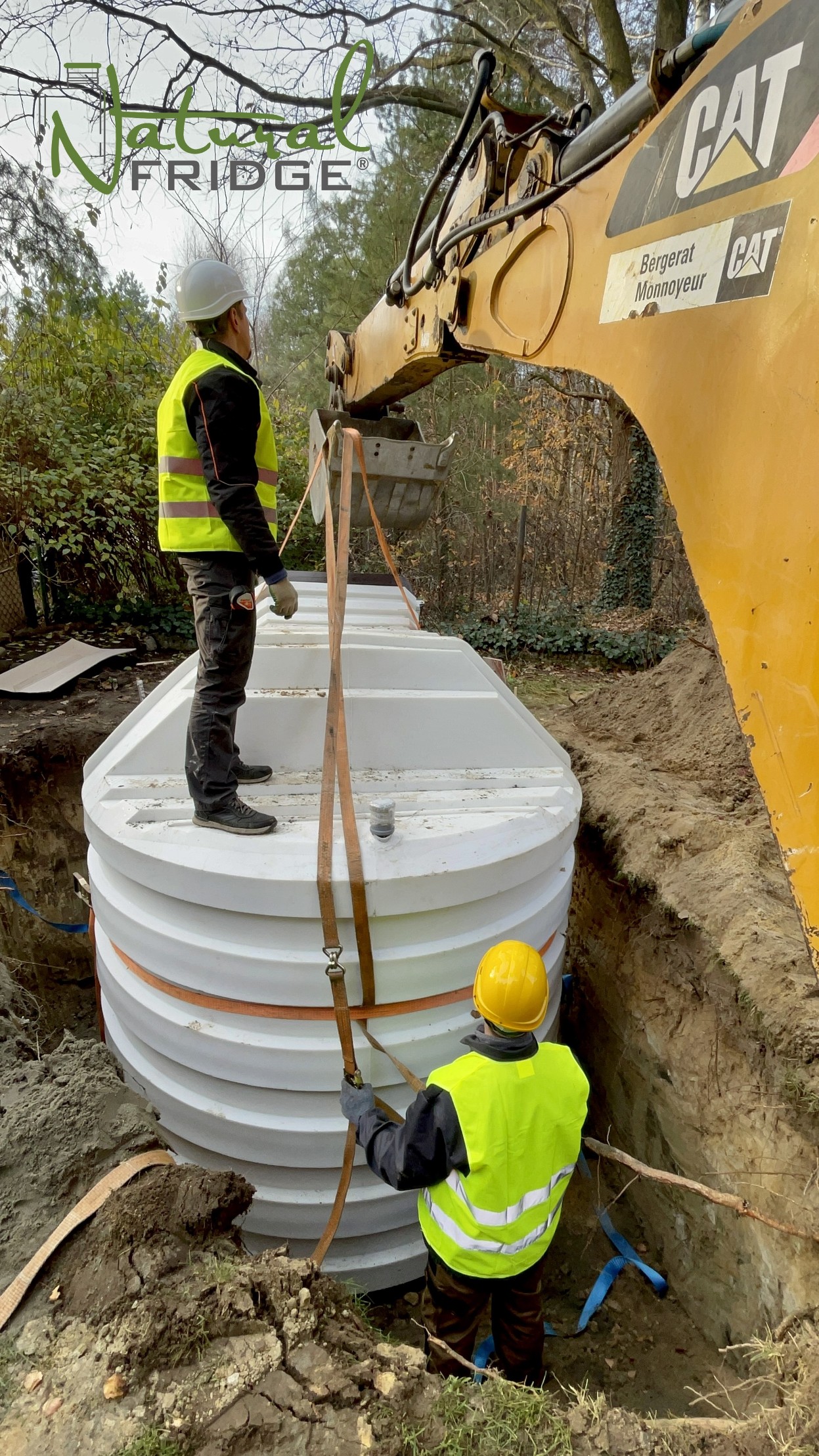 Montaż piwniczki ogrodowej (ogrodowa spizarnia, ziemianka podziemna) Warszawa, Polska, 2021 - plastikowa piwnica ogrodowa Natural FRIDGE ze skosnym wejsciem u klientów w Białymstoku, Bartoszyce, Bydgoszcz, Biala  Piwnica 250 Natural Fridge  32 890  zł