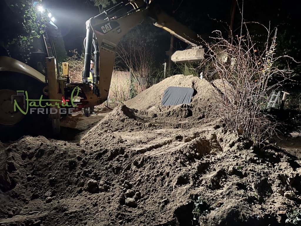 Montaż piwniczki ogrodowej (ogrodowa spizarnia, ziemianka podziemna) Warszawa, Polska, 2021 - plastikowa piwnica ogrodowa Natural FRIDGE ze skosnym wejsciem Montaż   Transport Schron 350 Natural Fridge  69 200  zł