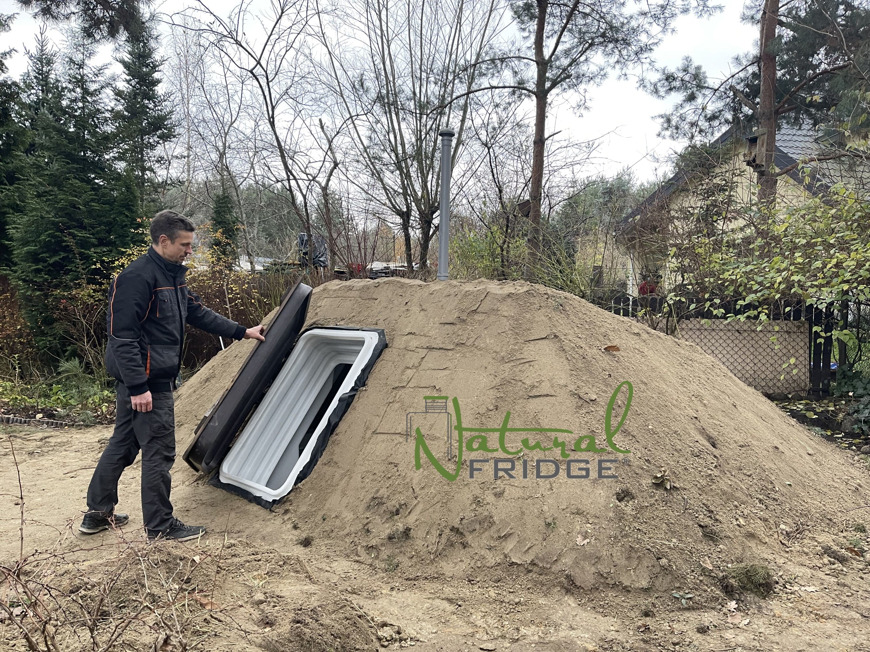 Montaż piwniczki ogrodowej (ogrodowa spizarnia, ziemianka podziemna) Warszawa, Polska, 2021 - plastikowa piwnica ogrodowa Natural FRIDGE ze skosnym wejsciem 99 zdjęć przedstawiają nasze zainstalowane piwnicę  Piwnica 250 Natural Fridge  32 890  zł
