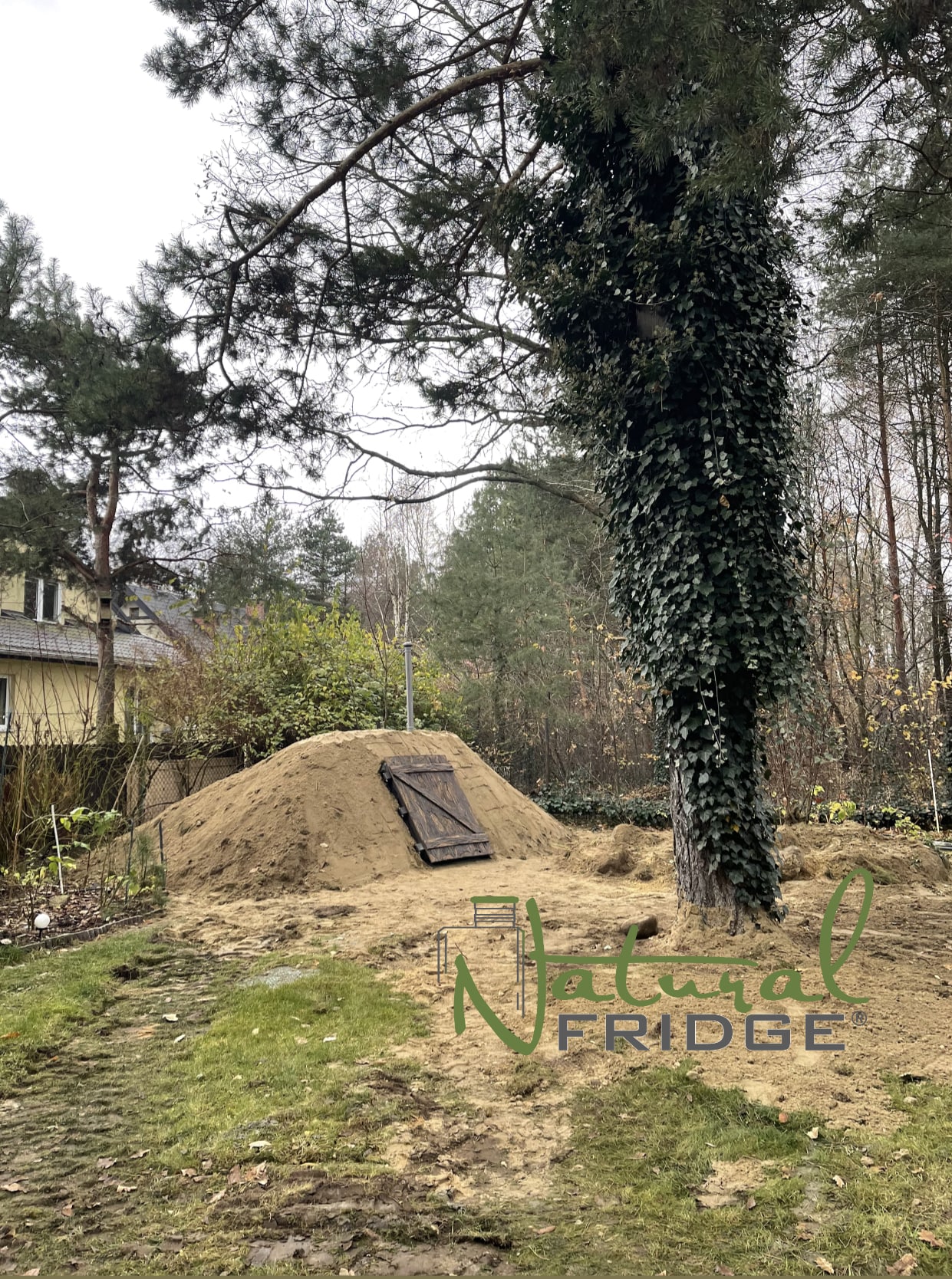 Montaż piwniczki ogrodowej (ogrodowa spizarnia, ziemianka podziemna) Warszawa, Polska, 2021 - plastikowa piwnica ogrodowa Natural FRIDGE ze skosnym wejsciem u klientów w Białymstoku, Bartoszyce, Bydgoszcz, Biala  Piwnica 250 Natural Fridge  32 890  zł