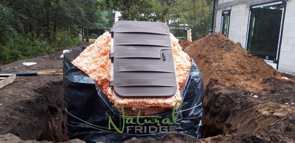 Montaż piwniczki ogrodowej (ogrodowa spizarnia, ziemianka podziemna) Warszawa, Polska, 2022 - plastikowa piwnica ogrodowa Natural FRIDGE ze skosnym wejsciem w Białymstoku, Bartoszyce, Bydgoszcz, Biala Podlaska,  Piwnica 250 Natural Fridge  32 890  zł