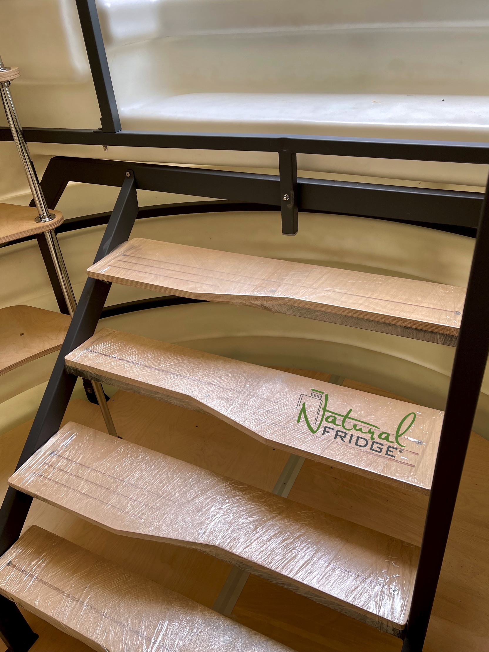 Piwnica ogrodowa Natural FRIDGE ®, spizarnia, ziemianka ogrodowa 2,5 m cylindryczny z pochylym wejsciem całość, bez łączeń i spawów. Dzięki temu piwnica jest szczelna i hermetyczna. Ma objętość do 9 metrów sześciennych,  Piwnica 250 Natural Fridge  32 890  zł
