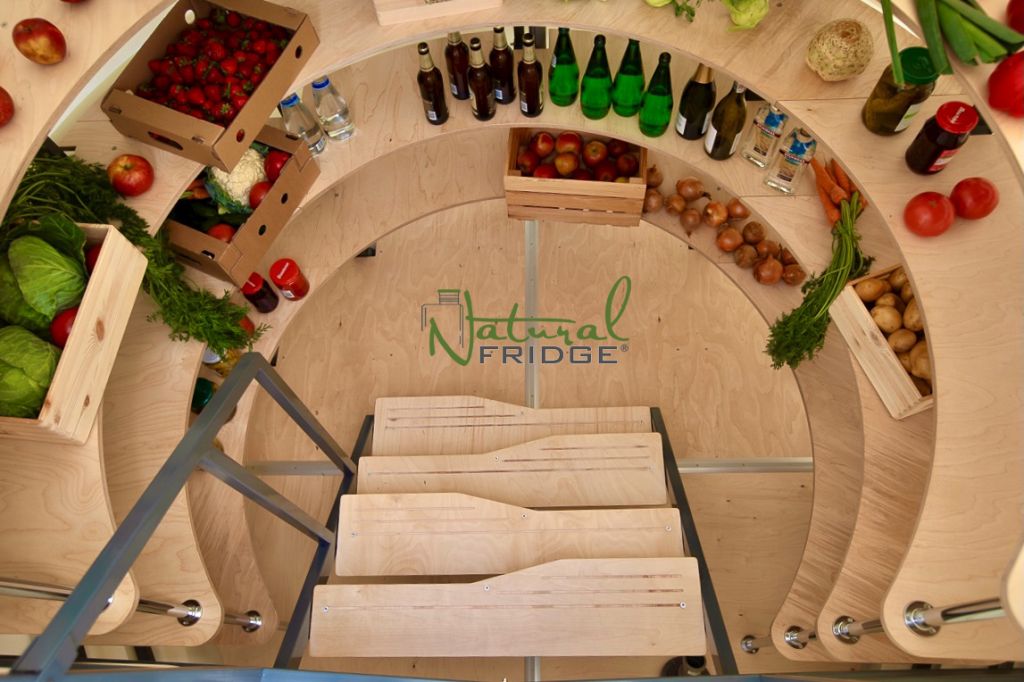 Piwnica ogrodowa Natural FRIDGE ®, spizarnia, ziemianka ogrodowa 2,5 m cylindryczny z pochylym wejsciem bardzo dużo miejsca w środku. Podłoga ma powierzchnię do 4,5 m2. Dzięki temu można przechowywać wiele warzyw  Piwnica 250 Natural Fridge  32 890  zł