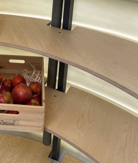 Półki dużo miejsca do przechowywania. Półki są zamocowane na stalowej ramie i mogą utrzymać duże ilości przetworów.  Wewnętrzny design Piwnica 250 Natural Fridge  32 890  zł