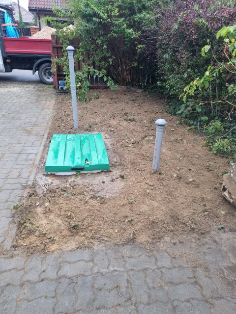 ziemianka Po montażu piwnica wygląda jak niewielkie wzgórze. Polecamy pokrycie piwnicy trawą z rolki oraz nasadzenie roślin ozdobnych.  Montaż Piwnica 200x480 Natural Fridge  61 180  zł