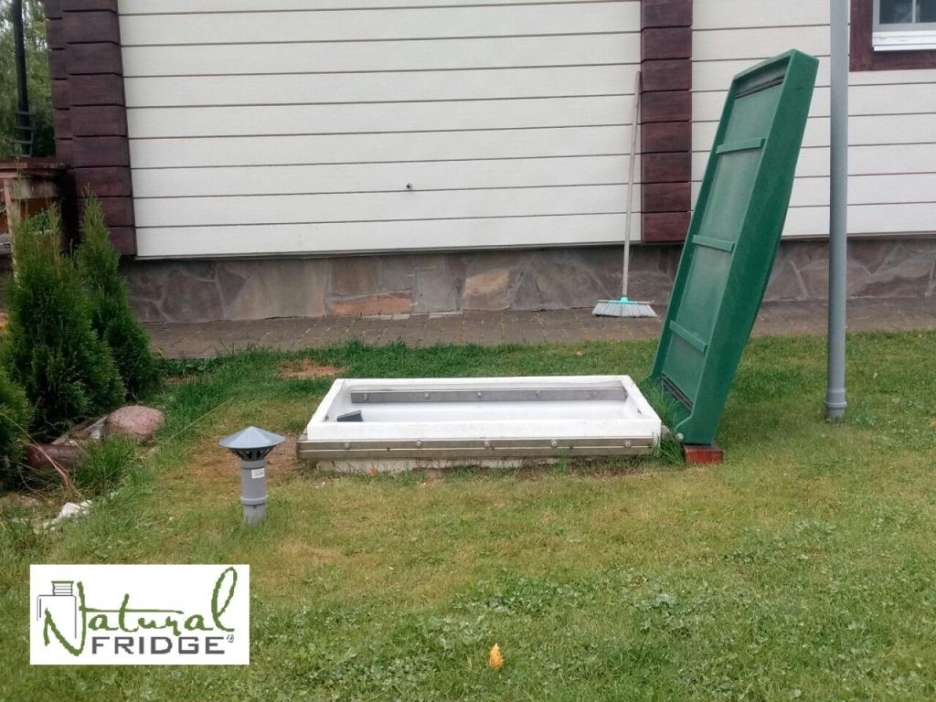 Piwnica 200x330 Po montażu piwnica wygląda jak niewielkie wzgórze. Polecamy pokrycie piwnicy trawą z rolki oraz nasadzenie roślin ozdobnych.  Montaż Piwnica 200x330 Natural Fridge  45 980  zł