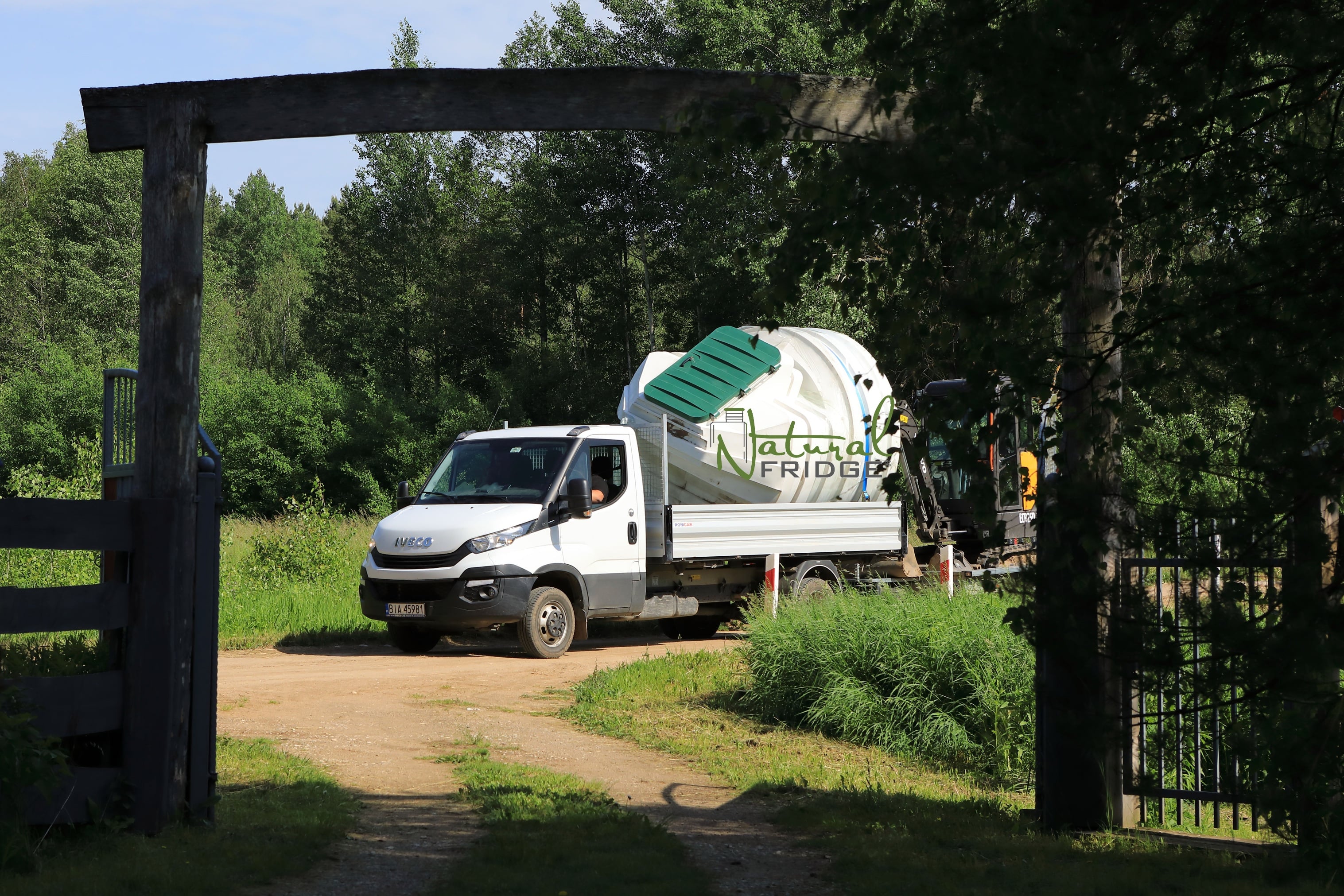 Plastikowa piwnica ogrodowa Natural FRIDGE ze skosnym wejsciem 2,5m - Montaż piwniczki ogrodowej (ogrodowa spizarnia, ziemianka podziemna) Warszawa, Polska, 2021 z naszego magazynu.   Sprawdź koszt dostawy Piwnica 250 Natural Fridge  32 890  zł