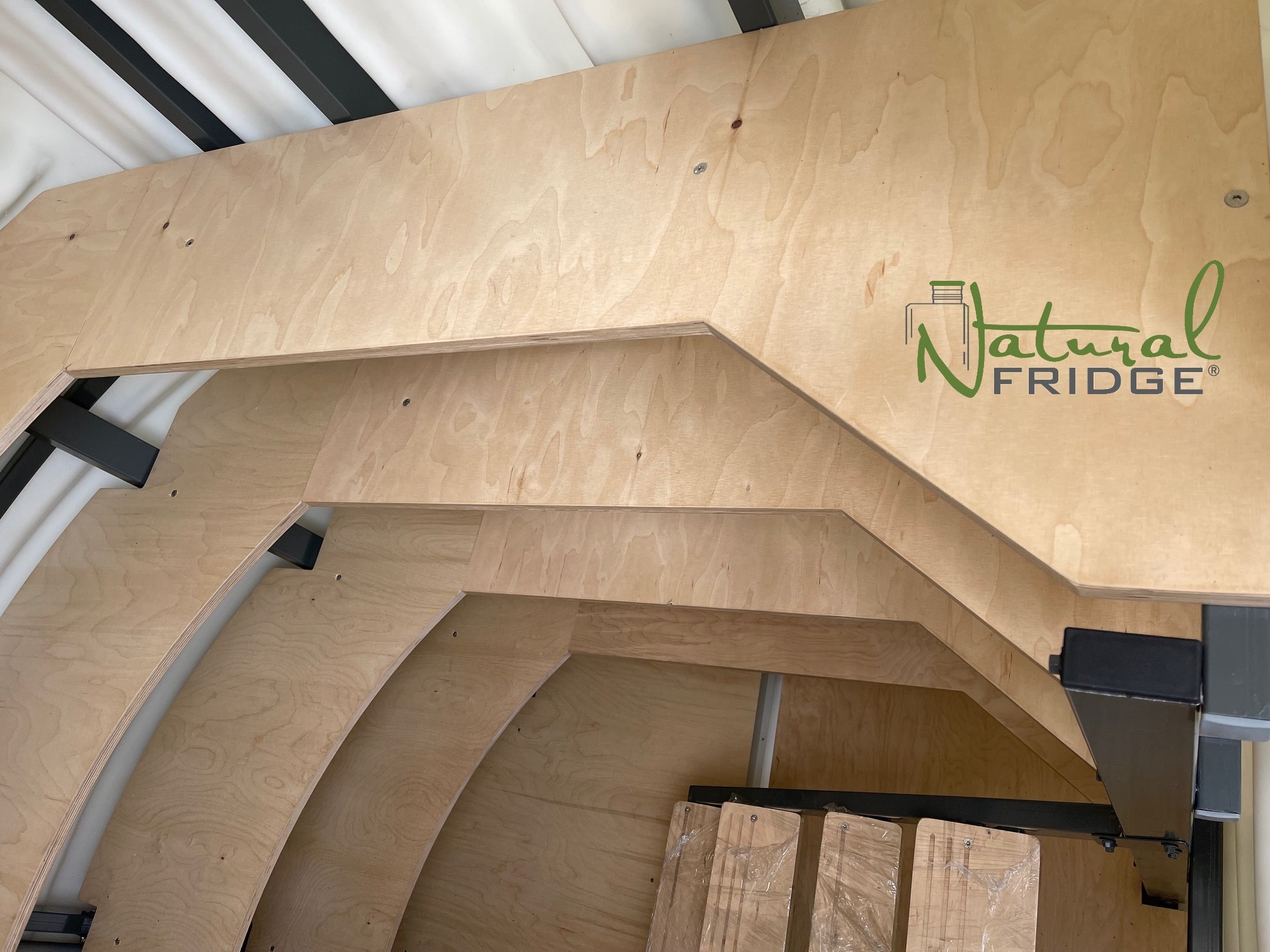 Piwnica ogrodowa Natural FRIDGE ®, spizarnia, ziemianka ogrodowa 2,0 m x 1,75 m z pochylym wejsciem są zamocowane na stalowej ramie i mogą utrzymać duże ilości przetworów.  Wewnętrzny design 🍏 Piwnica 200x175 Natural Fridge  32 890  zł  Oferta