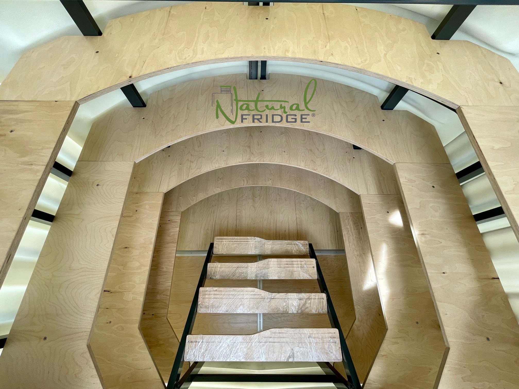 Piwnica ogrodowa Natural FRIDGE ®, spizarnia, ziemianka ogrodowa 2,0 m x 1,75 m z pochylym wejsciem 4 rzędy szerokich półek. Nasza ziemianka ma bardzo dużo miejsca do przechowywania. Półki  🍏 Piwnica 200x175 Natural Fridge  32 890  zł  Oferta