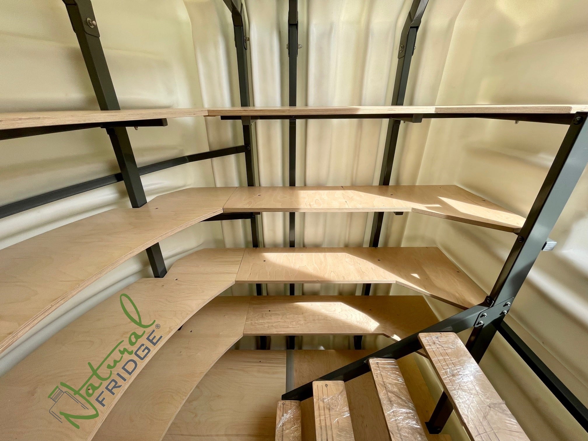 Piwnica ogrodowa Natural FRIDGE ®, spizarnia, ziemianka ogrodowa 2,0 m x 1,75 m z pochylym wejsciem Piwnica jest wewnątrz wzmocniona stalową ramą pokrytą warstwą polimerową. Zapewnia piwnicy  🍏 Piwnica 200x175 Natural Fridge  32 890  zł  Oferta