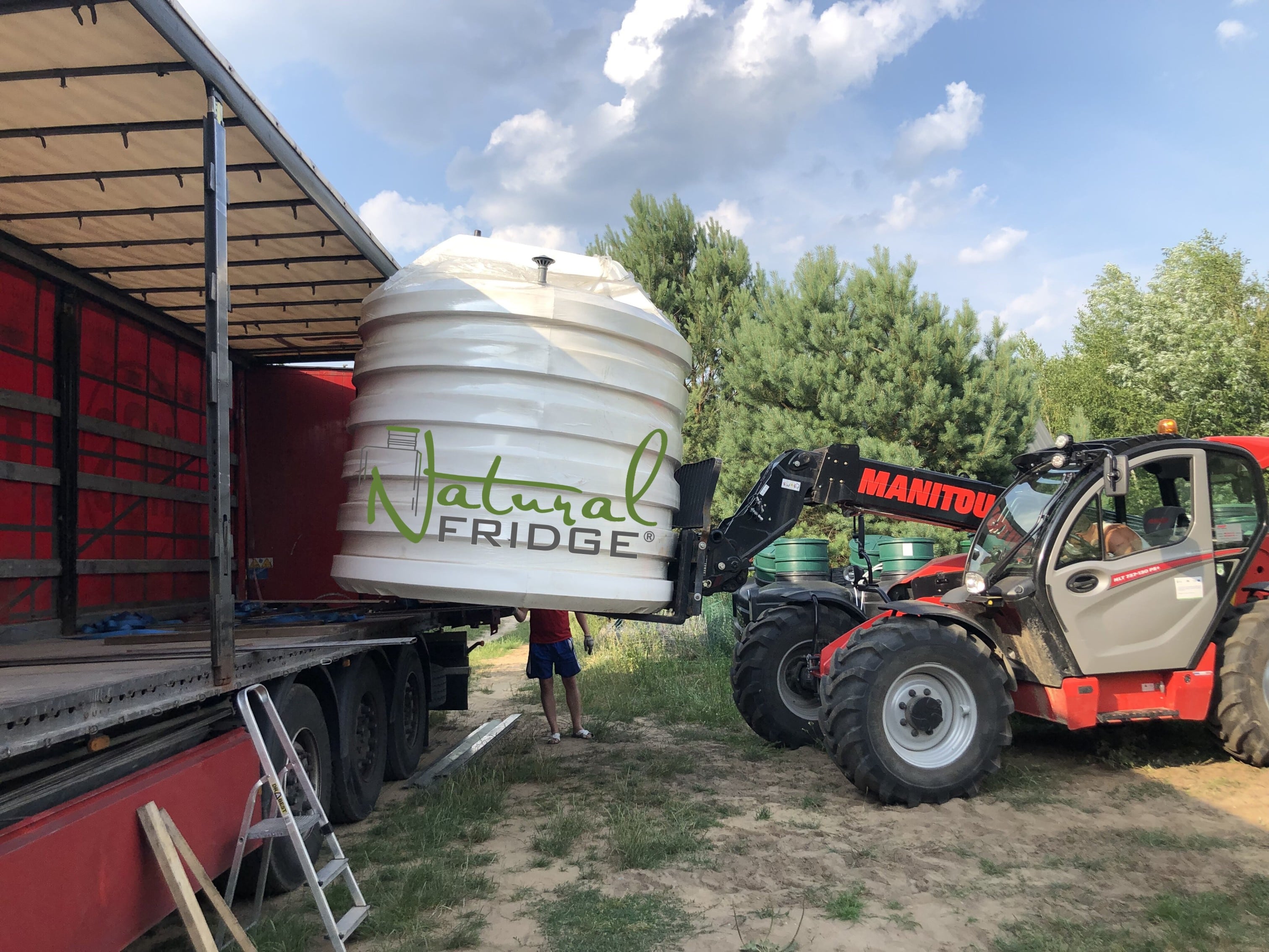 Piwnica ogrodowa Natural FRIDGE ® spizarnia, ziemianka ogrodowa 2,5 m cylindryczny z pochylym wejsciem 99 zdjęć przedstawiają nasze zainstalowane piwnicę u klientów w Białymstoku, Bartoszyce, Bydgoszcz, Biala  Piwnica 250 Natural Fridge  32 890  zł