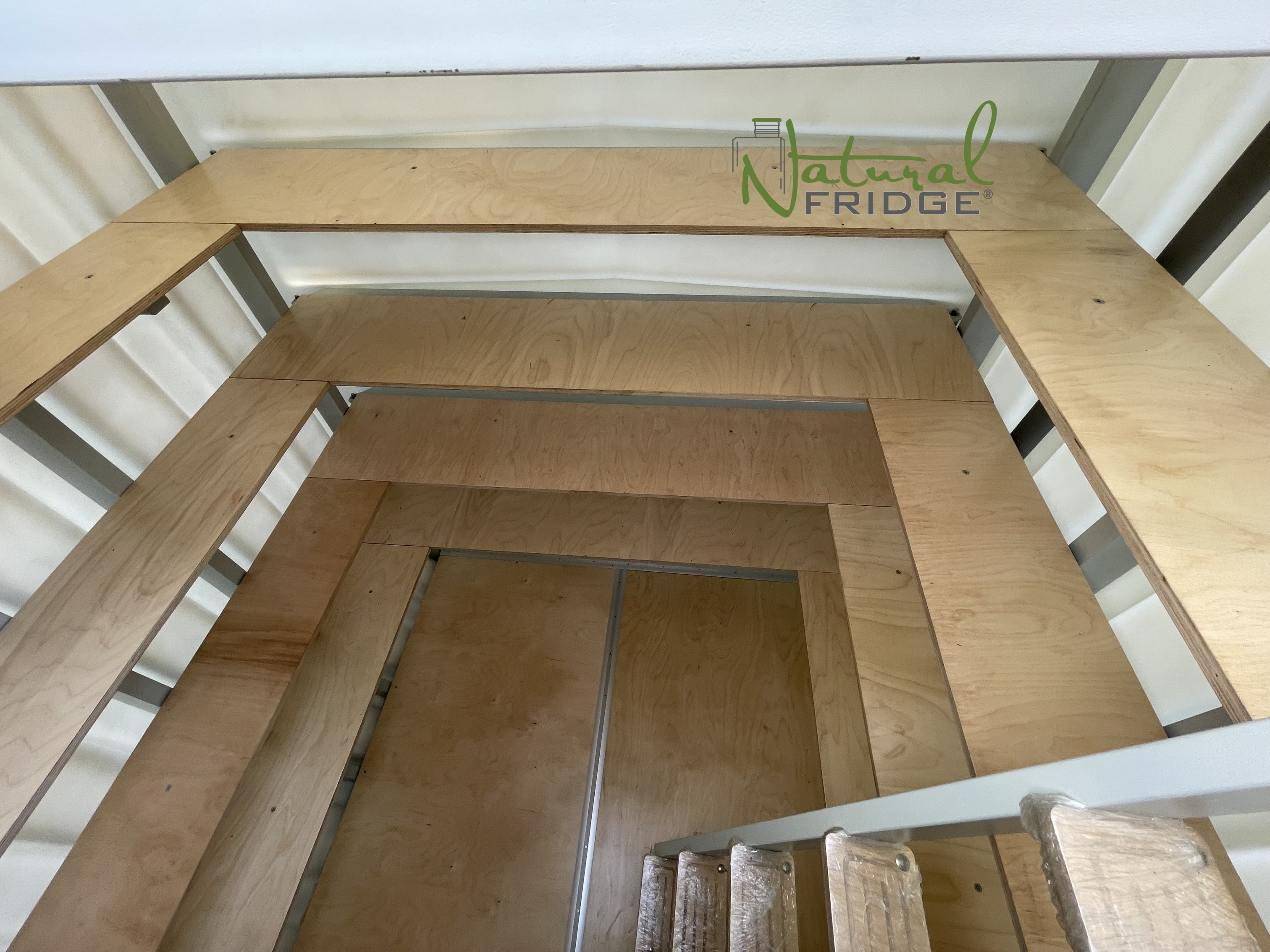 Piwnica ogrodowa Natural FRIDGE ®, spizarnia, ziemianka ogrodowa 2х2 m wewnatrz 4 rzędy szerokich półek. Nasza ziemianka ma bardzo dużo miejsca do przechowywania. Półki są zamocowane na stalowej ramie i mogą  Piwnica 200x200 Natural Fridge  31 680  zł