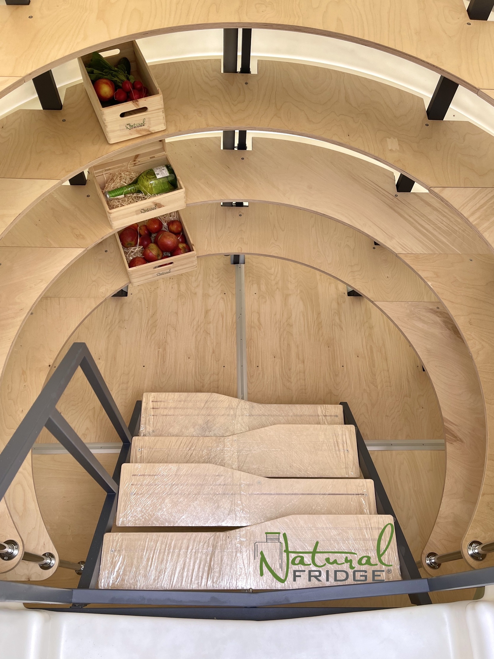 Piwnica ogrodowa Natural FRIDGE ®, spizarnia, ziemianka ogrodowa 2,5 m cylindryczny z pochylym wejsciem stalowej ramie i mogą utrzymać duże ilości przetworów.  Wewnętrzny design Piwnica 250 Natural Fridge  32 890  zł