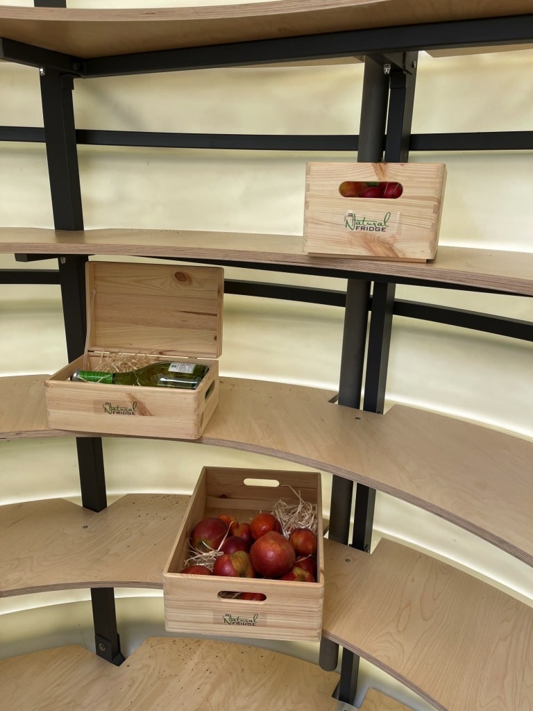 Piwnica ogrodowa Natural FRIDGE ®, spizarnia, ziemianka ogrodowa 2,5 m cylindryczny z pochylym wejsciem i jest podstawą dla drewnianych półek.  Półki Piwnica 250 Natural Fridge  32 890  zł