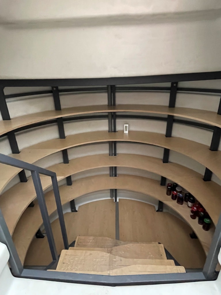 Piwnica ogrodowa Natural FRIDGE ®, spizarnia, ziemianka ogrodowa 2,5 m cylindryczny z pochylym wejsciem i jest podstawą dla drewnianych półek.  Półki Piwnica 250 Natural Fridge  32 890  zł