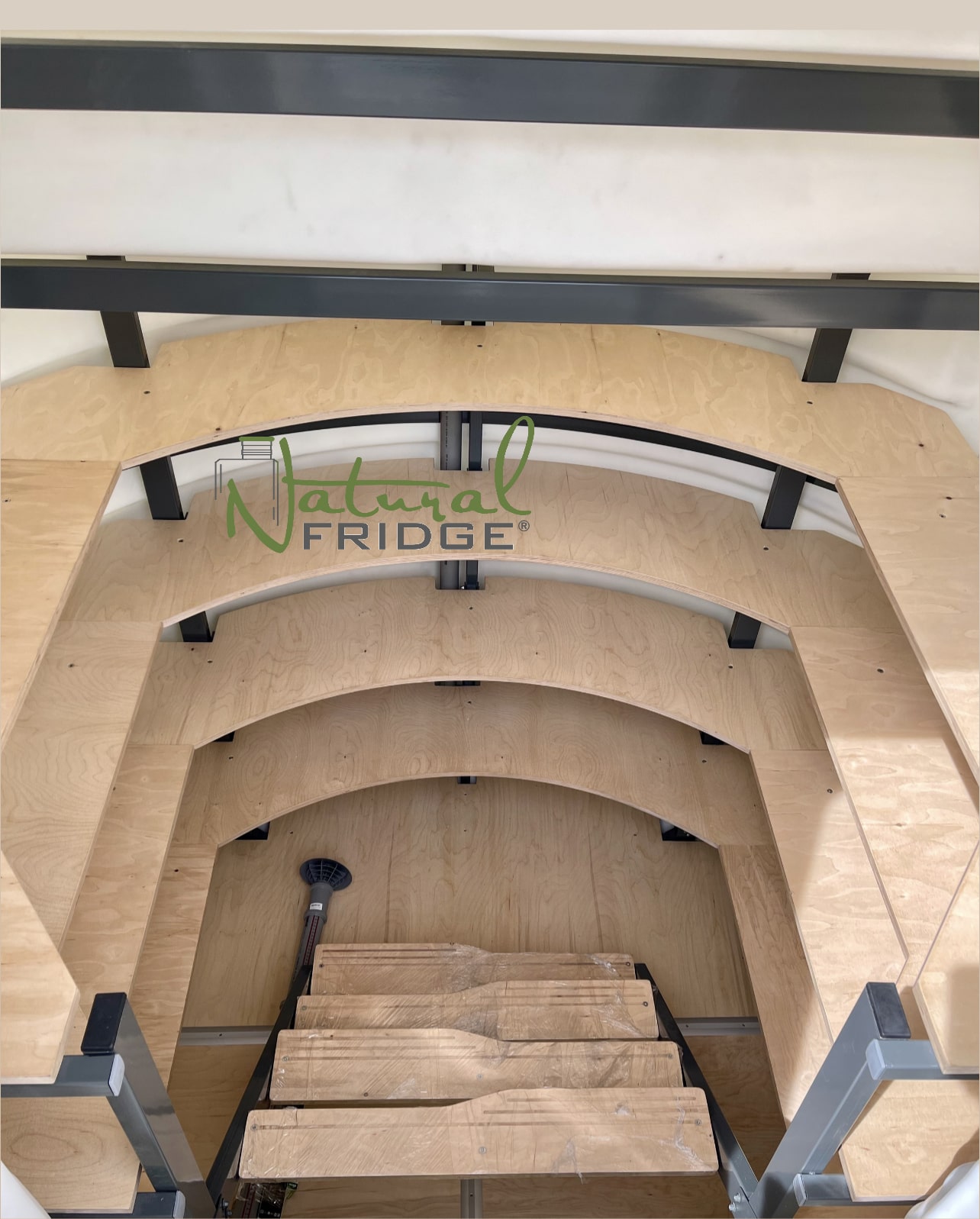 Piwnica ogrodowa Natural FRIDGE ®, spizarnia, ziemianka ogrodowa 2,0 m x 1,75 m są zamocowane na stalowej ramie i mogą utrzymać duże ilości przetworów.  Wewnętrzny design 🍏 Piwnica 200x175 Natural Fridge  32 890  zł  Oferta