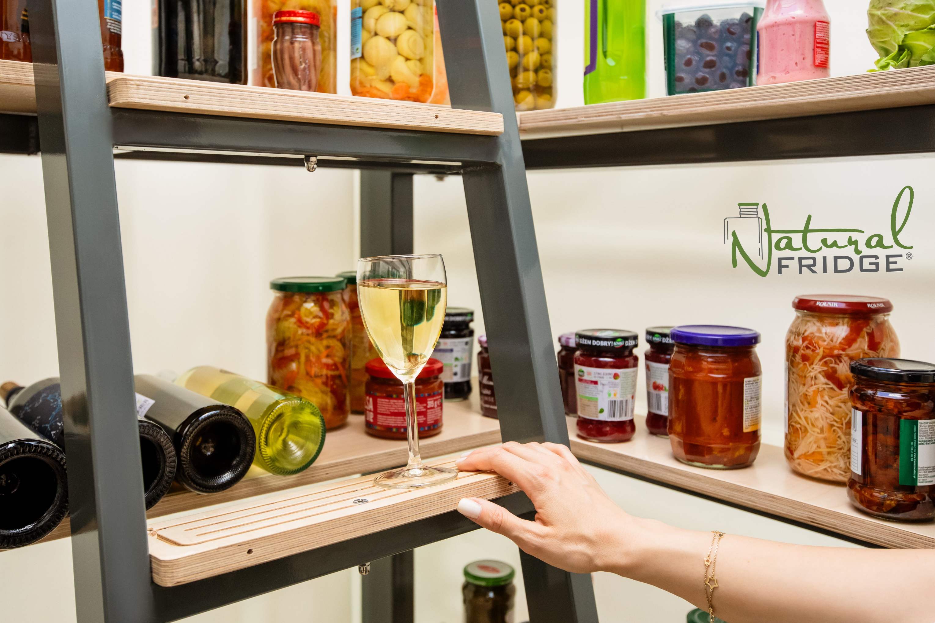 Piwniczka Natural FRIDGE ® plastikowa piwnica z Polski, spizarnia, ziemianka ogrodowa 2х2 m wewnatrz Piwnica jest wewnątrz wzmocniona stalową ramą pokrytą warstwą polimerową. Zapewnia piwnicy dodatkowe wzmocnienie  Piwnica 200x200 Natural Fridge  31 680  zł