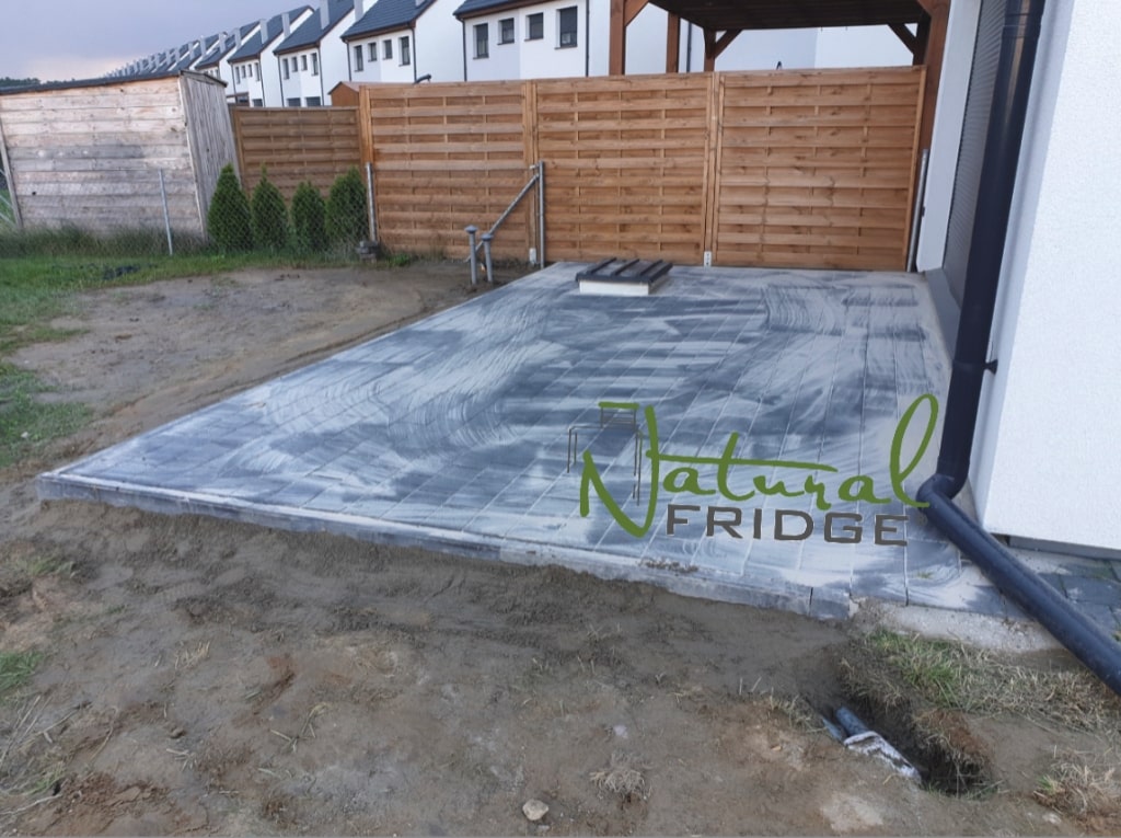 Plastikowa piwnica ogrodowa Natural FRIDGE 1,5 x 1,5m - Montaż piwniczki ogrodowej (ogrodowa spizarnia, ziemianka podziemna) Warszawa, Polska, 2021 Realizacja   Wideo Piwnica 200x330 Natural Fridge  45 980  zł
