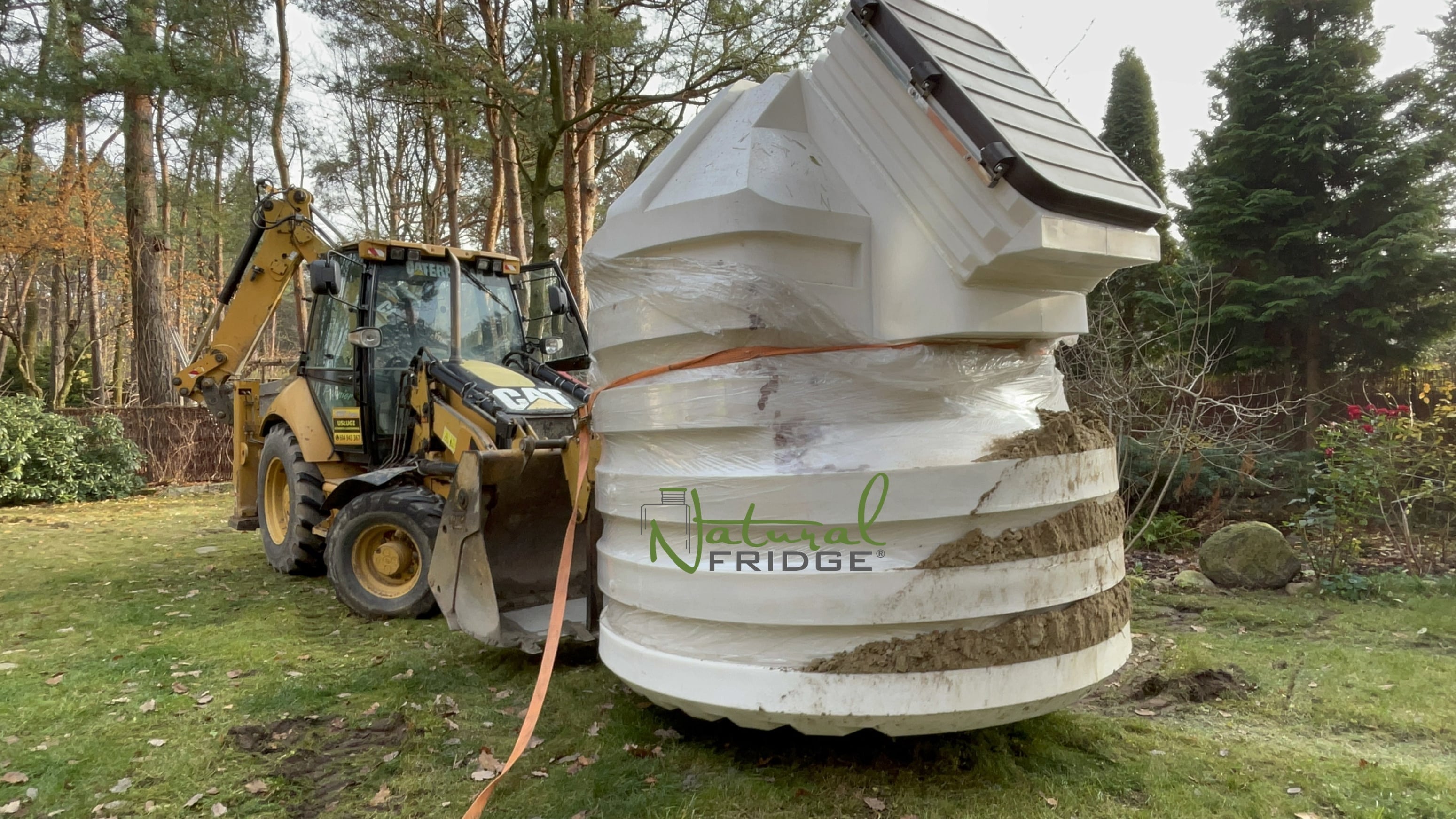 Plastikowa piwnica ogrodowa Natural FRIDGE ze skosnym wejsciem 2,5m - Montaż piwniczki ogrodowej (ogrodowa spizarnia, ziemianka podziemna) Warszawa, Polska, 2021 Wyprodukowany z polietylenu, odpowiedniego do  Piwnica 250 Natural Fridge  32 890  zł