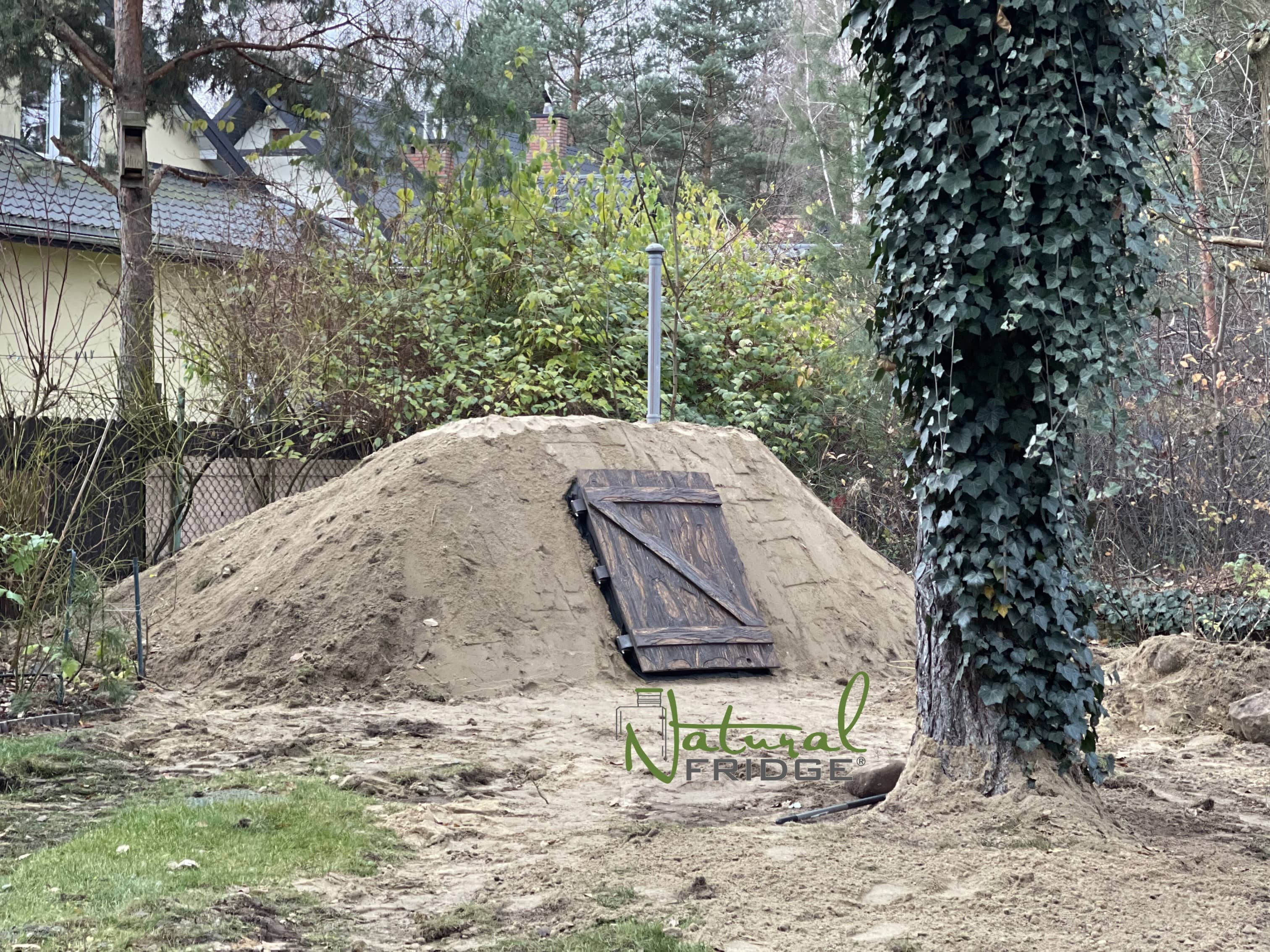 Plastikowa piwnica ogrodowa Natural FRIDGE ze skosnym wejsciem 2,5m - Montaż piwniczki ogrodowej (ogrodowa spizarnia, ziemianka podziemna) Warszawa, Polska, 2021 Po montażu piwnica wygląda jak niewielkie  Piwnica 200x500 Natural Fridge  61 180  zł