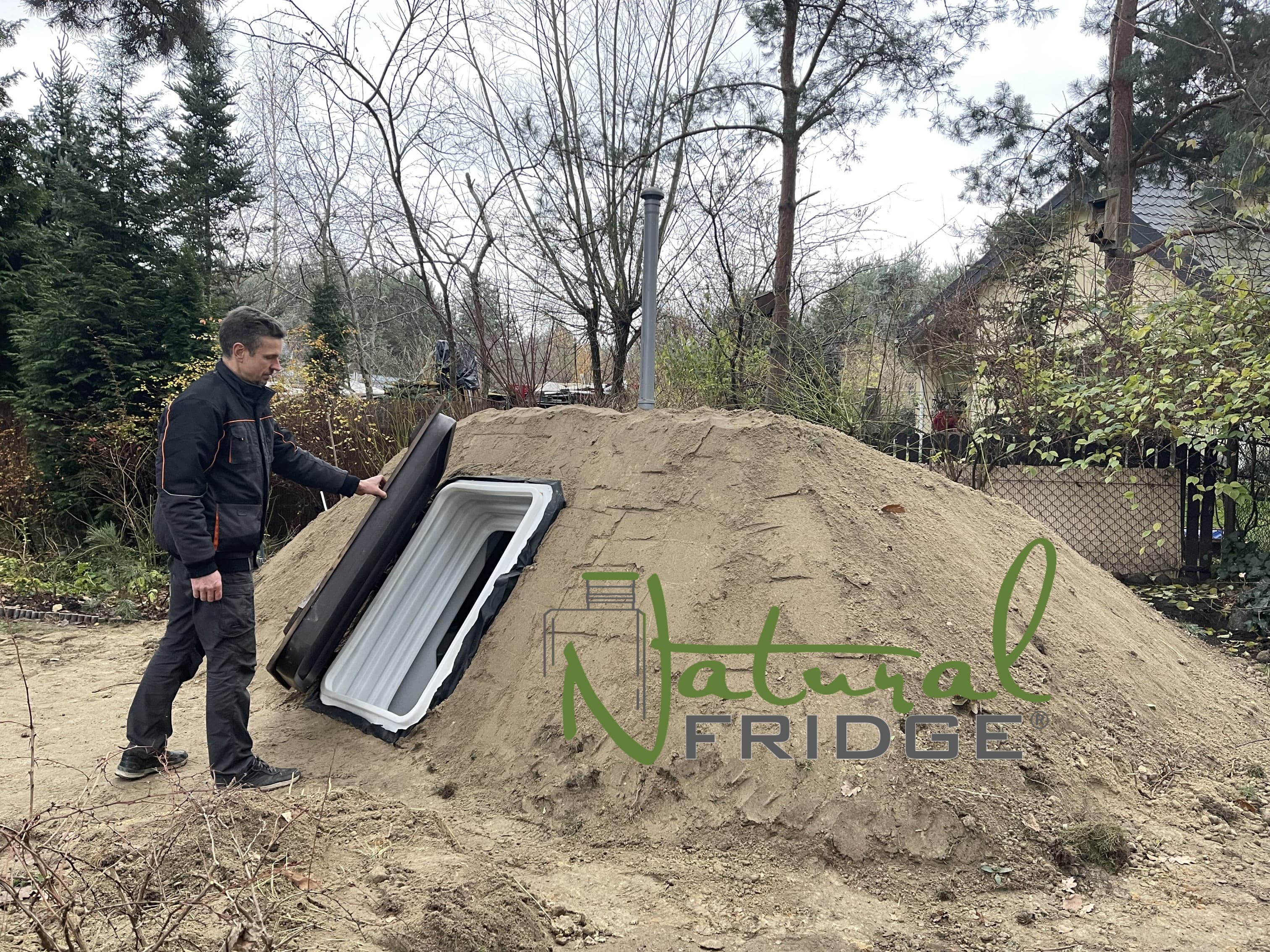 Aleksandr Fursevich - Zewnętrzny design - Plastikowa piwnica ogrodowa Natural FRIDGE ze skosnym wejsciem 2,5m - Montaż piwniczki ogrodowej (ogrodowa spizarnia, ziemianka podziemna) Warszawa, Polska, 2021  Piwnica 200x500 Natural Fridge  61 180  zł