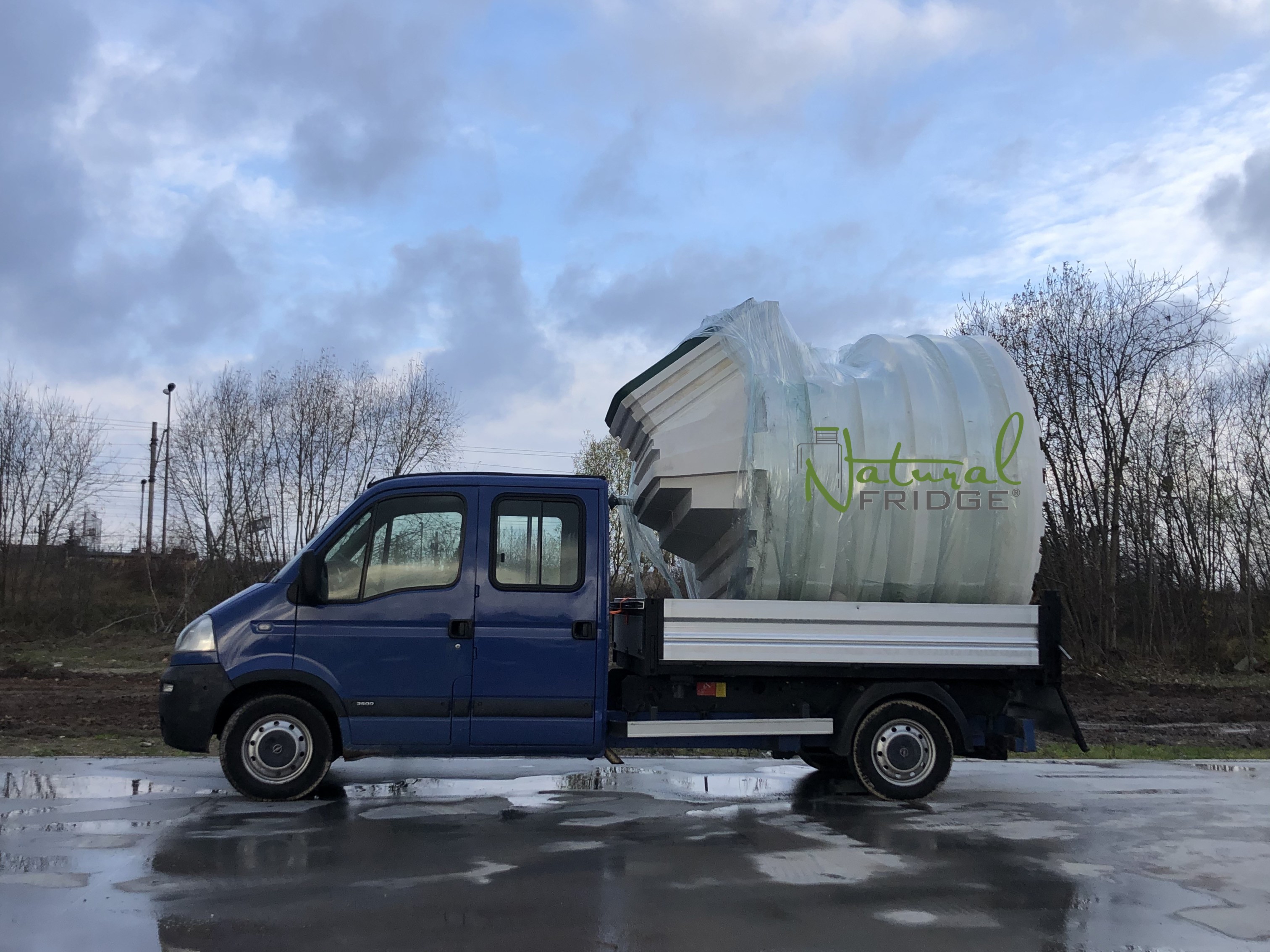 Plastikowa piwnica ogrodowa ze skosnym wejsciem 2,5m - Montaz piwniczki ogrodowej (ogrodowa spizarnia, ziemianka podziemna) Warszawa, Polska, 2021 – 4 rzędy półek   – Średnica 250 cm  – Wysokość 270 cm   – Objętość  Piwnica 250 Natural Fridge  32 890  zł