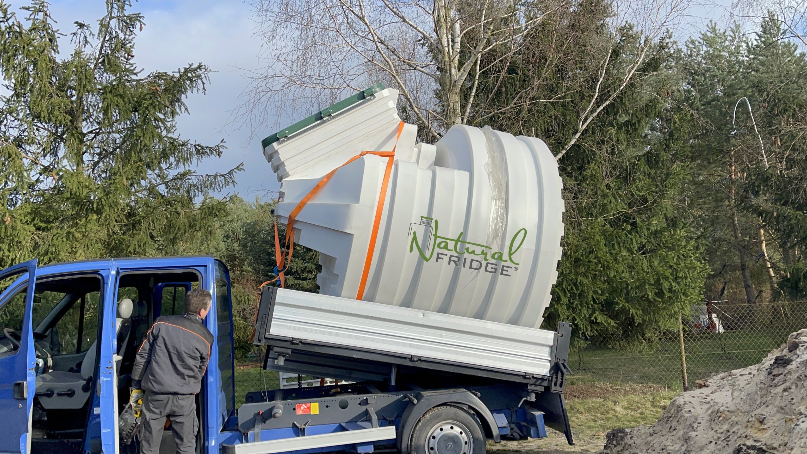 Plastikowa piwnica ogrodowa Natural FRIDGE ze skosnym wejsciem 2,5m - Montaż piwniczki ogrodowej (ogrodowa spizarnia, ziemianka podziemna) Warszawa, Polska, 2021 Możesz samodzielnie odebrać piwnice z naszego  Piwnica 250 Natural Fridge  32 890  zł