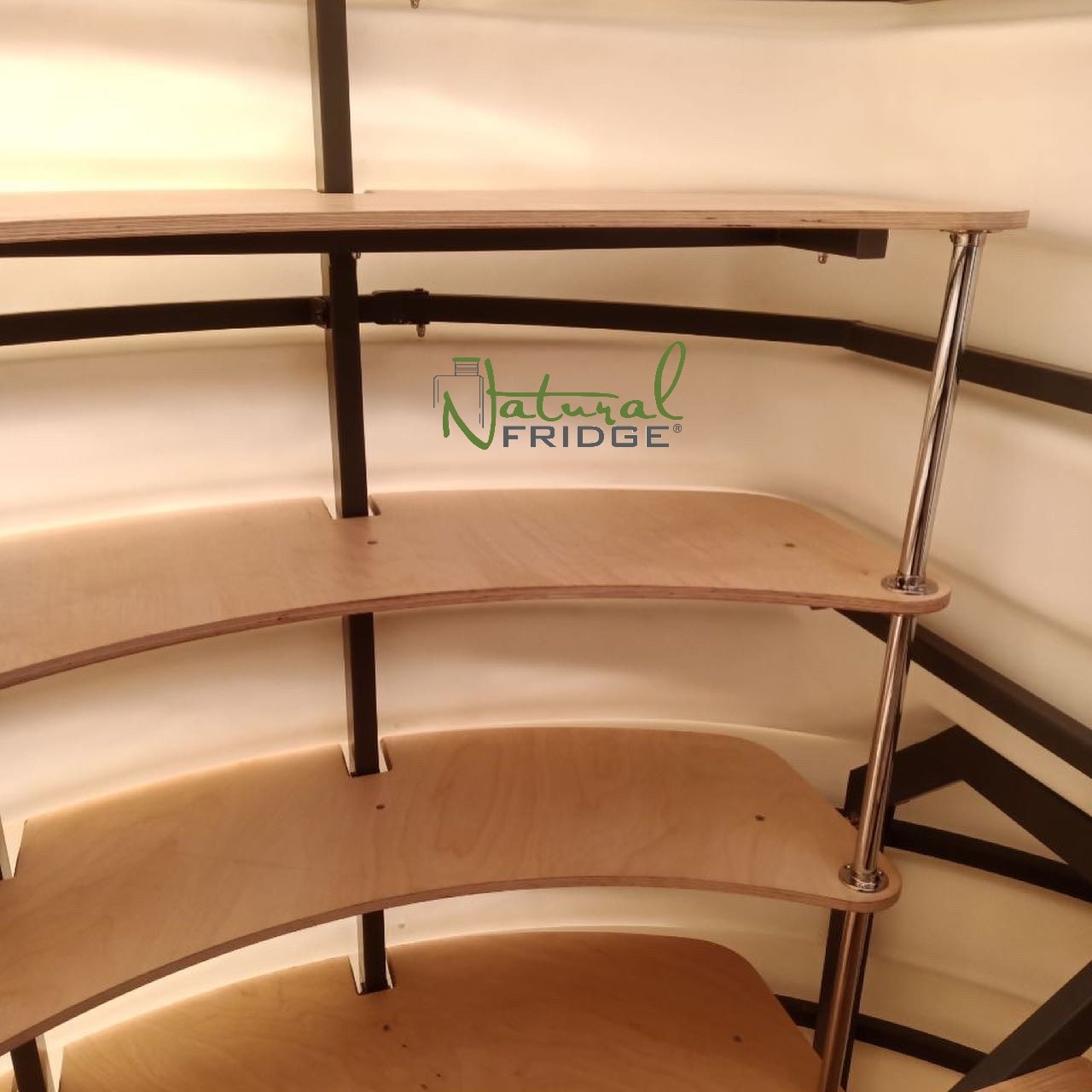 Plastikowa piwnica ogrodowa Natural FRIDGE ze skosnym wejsciem 2,5m - Montaż piwniczki ogrodowej (ogrodowa spizarnia, ziemianka podziemna) Warszawa, Polska, 2021 4 rzędy szerokich półek. Nasza ziemianka ma bardzo  Piwnica 250 Natural Fridge  32 890  zł