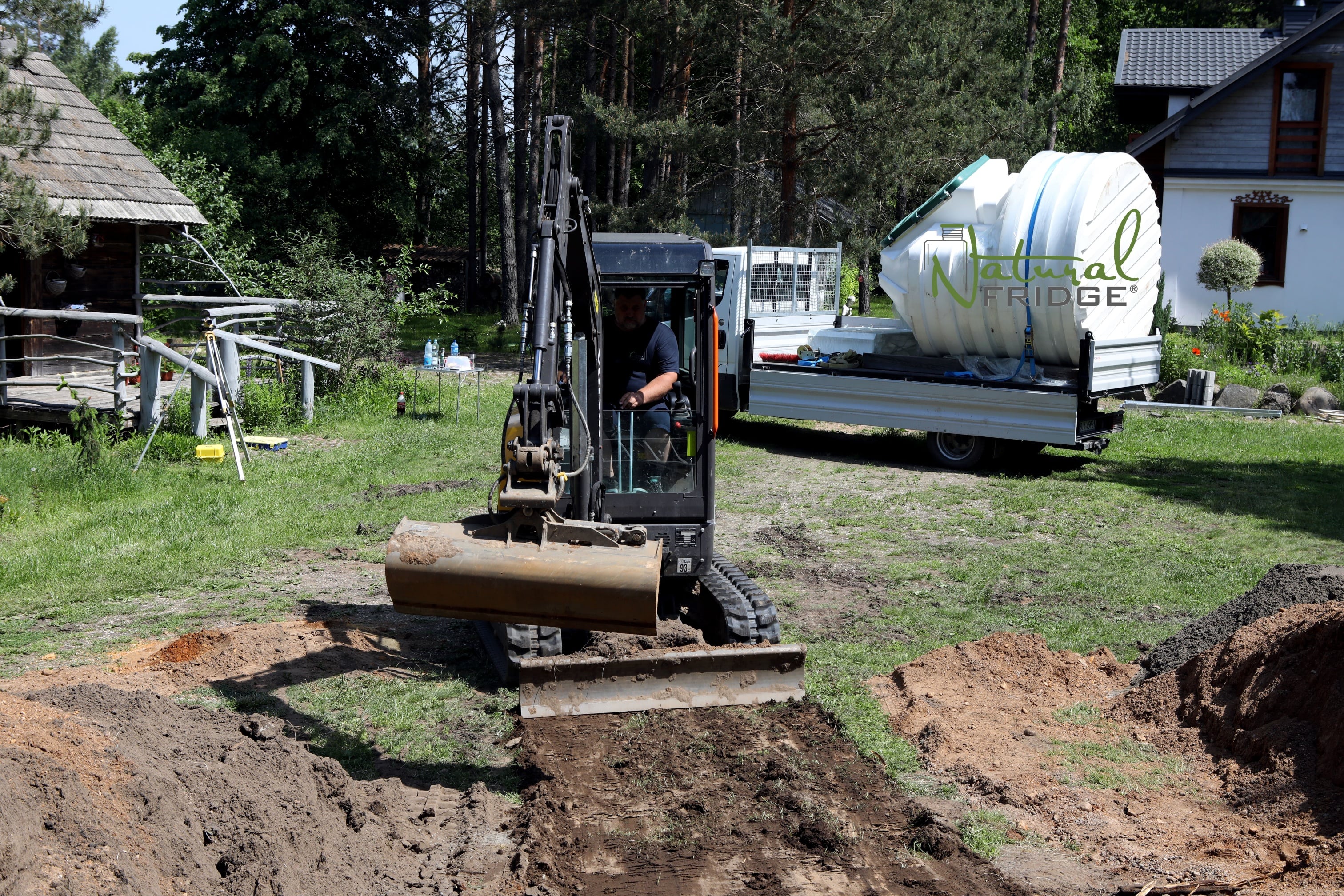 Plastikowa piwnica ogrodowa Natural FRIDGE ze skosnym wejsciem 2,5m - Montaż piwniczki ogrodowej (ogrodowa spizarnia, ziemianka podziemna) Warszawa, Polska, 2021 technicznej, którą wysyłamy na życzenie klienta.  Piwnica 250 Natural Fridge  32 890  zł