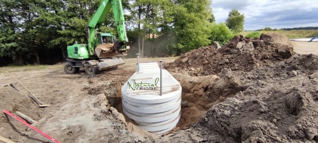 Plastikowa piwnica ogrodowa Natural FRIDGE ze skosnym wejsciem 2,5m - Montaż piwniczki ogrodowej (ogrodowa spizarnia, ziemianka podziemna) Warszawa, Polska, 2021 dotyczących montażu piwnicy znajduje się w karcie  Piwnica 250 Natural Fridge  32 890  zł