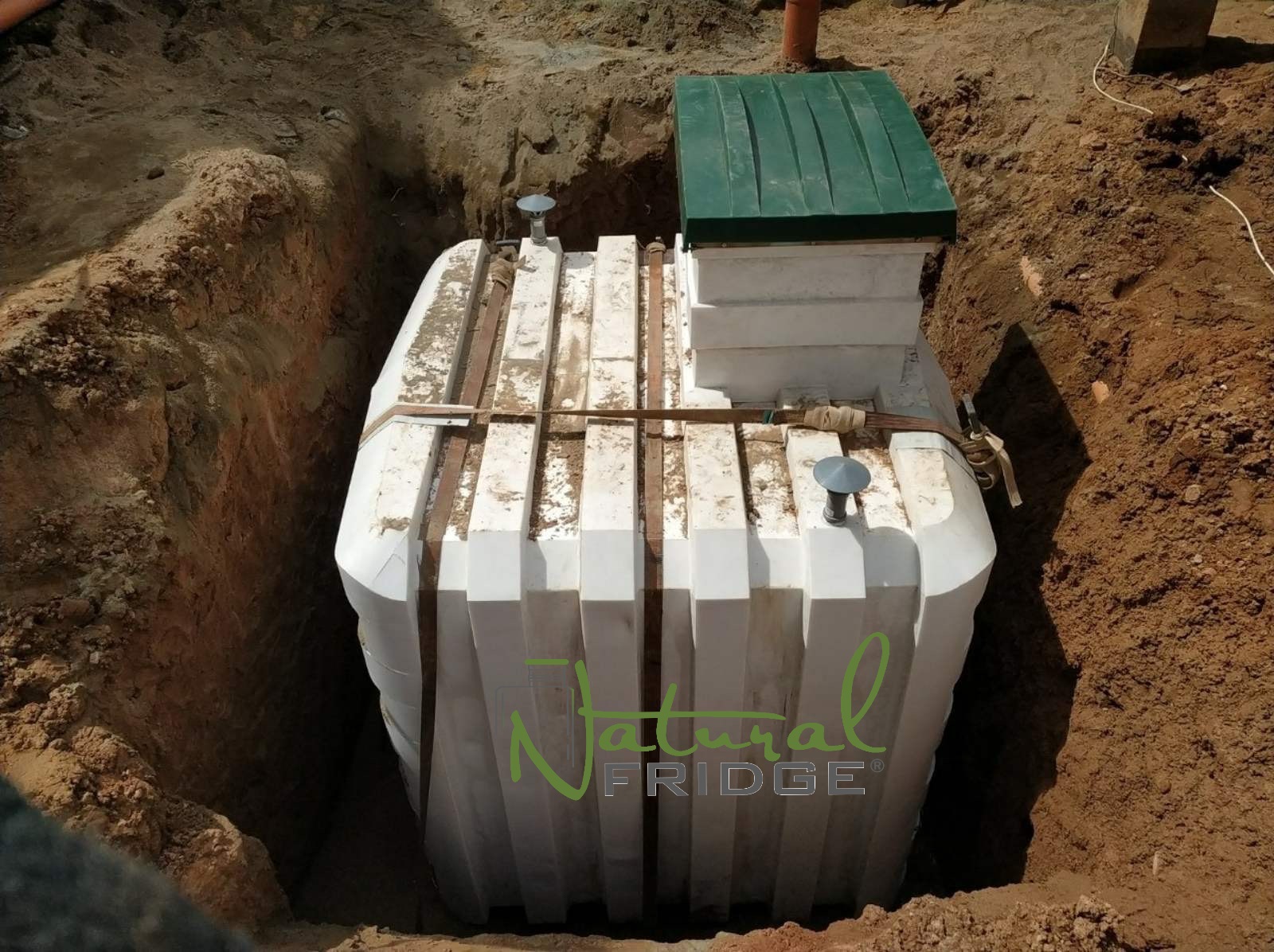 Suwałki 2020 piwnica ogrodowa Natural FRIDGE 2,0m x 2,0m - Montaż piwniczki ogrodowej (ogrodowa spiżarnia, ziemianka podziemna) Polska schody i wentylację grawitacyjną. Hermetyczna, z plastikowymi lub drewnianymi  🍏 Regulamin Natural Fridge -  Oferta